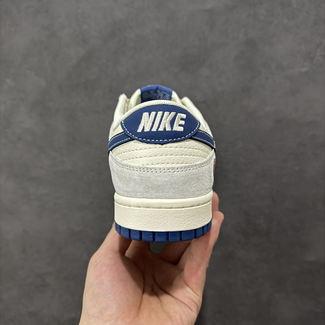 图片[4]-【定制版】Nike Dunk Low 2026 丙午马年限定款 标识融入马形图案 + 中式纹样，搭配 “丙午” 纪年印章标识，强化了中式美学与新年生肖主题的融合；采用浅灰、米白、藏蓝的低饱和色调组合，风格雅致简约，既契合中式复古质感，又兼顾日常穿搭的适配性，同时红色细节点缀凸显新年氛围。Swoosh 区域的马形 + 纹样采用印花 / 刺绣工艺呈现，“丙午” 纪年印章以红色标识点缀，提升了鞋款的主题辨识度与精致度 货号：LX1988-812 尺码：36-45(带半码)-选品中心