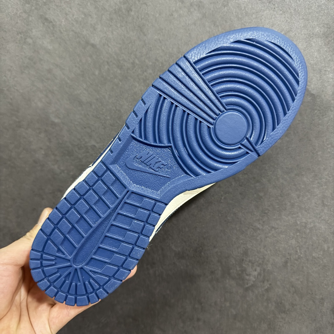 图片[9]-【定制版】Nike Dunk Low 2026 丙午马年限定款 标识融入马形图案 + 中式纹样，搭配 “丙午” 纪年印章标识，强化了中式美学与新年生肖主题的融合；采用浅灰、米白、藏蓝的低饱和色调组合，风格雅致简约，既契合中式复古质感，又兼顾日常穿搭的适配性，同时红色细节点缀凸显新年氛围。Swoosh 区域的马形 + 纹样采用印花 / 刺绣工艺呈现，“丙午” 纪年印章以红色标识点缀，提升了鞋款的主题辨识度与精致度 货号：LX1988-812 尺码：36-45(带半码)-选品中心