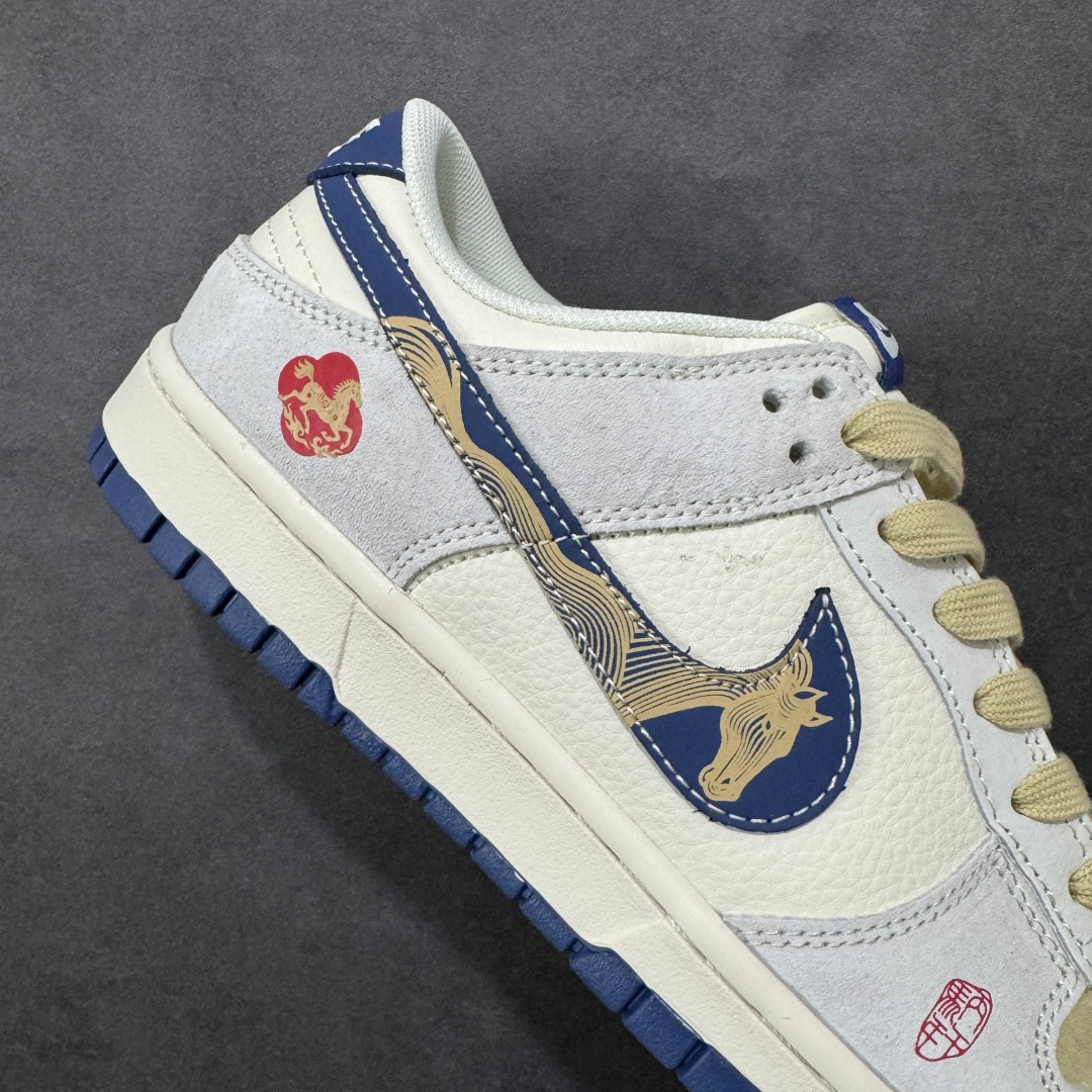图片[6]-【定制版】Nike Dunk Low 2026 丙午马年限定款 标识融入马形图案 + 中式纹样，搭配 “丙午” 纪年印章标识，强化了中式美学与新年生肖主题的融合；采用浅灰、米白、藏蓝的低饱和色调组合，风格雅致简约，既契合中式复古质感，又兼顾日常穿搭的适配性，同时红色细节点缀凸显新年氛围。Swoosh 区域的马形 + 纹样采用印花 / 刺绣工艺呈现，“丙午” 纪年印章以红色标识点缀，提升了鞋款的主题辨识度与精致度 货号：LX1988-812 尺码：36-45(带半码)-选品中心
