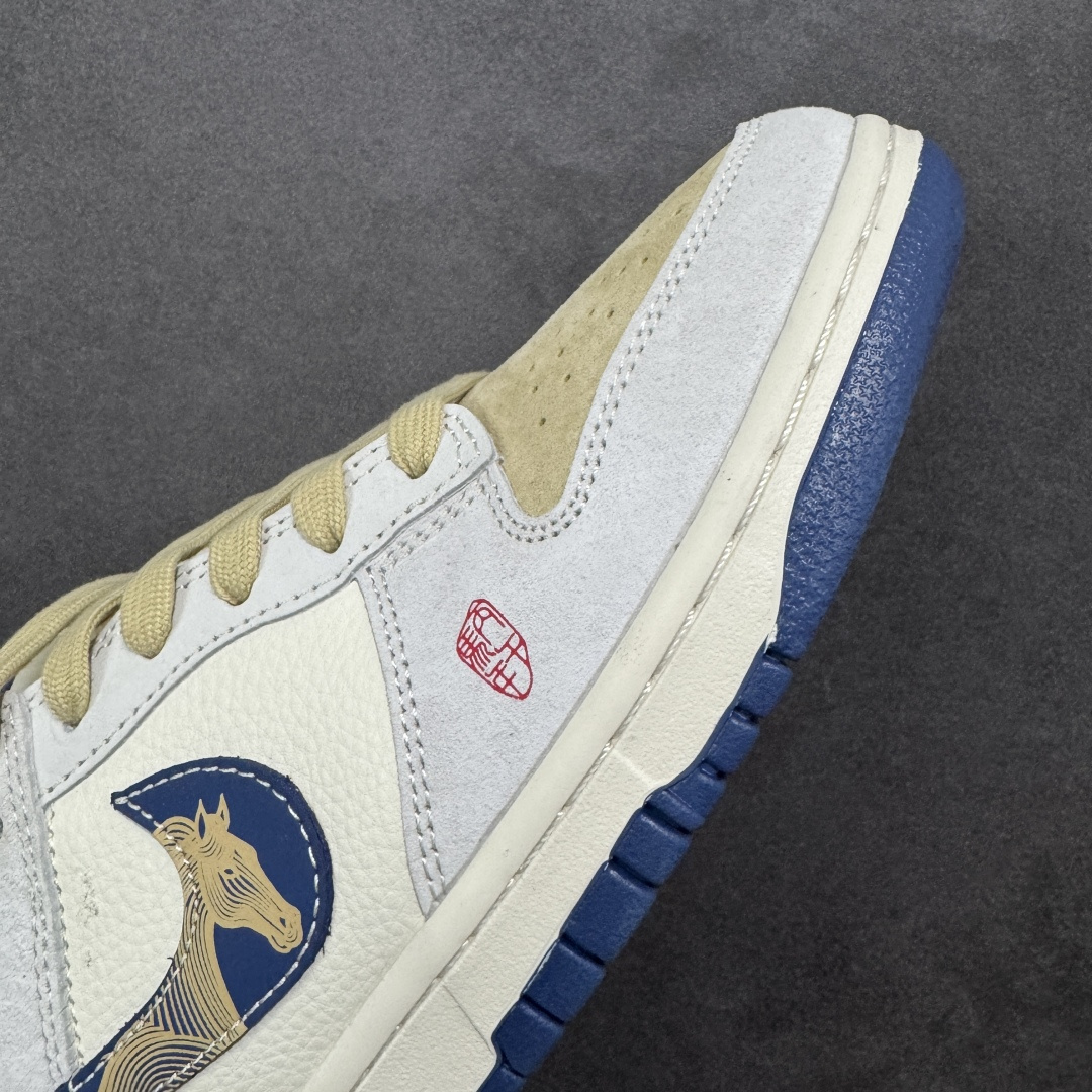图片[5]-【定制版】Nike Dunk Low 2026 丙午马年限定款 标识融入马形图案 + 中式纹样，搭配 “丙午” 纪年印章标识，强化了中式美学与新年生肖主题的融合；采用浅灰、米白、藏蓝的低饱和色调组合，风格雅致简约，既契合中式复古质感，又兼顾日常穿搭的适配性，同时红色细节点缀凸显新年氛围。Swoosh 区域的马形 + 纹样采用印花 / 刺绣工艺呈现，“丙午” 纪年印章以红色标识点缀，提升了鞋款的主题辨识度与精致度 货号：LX1988-812 尺码：36-45(带半码)-选品中心