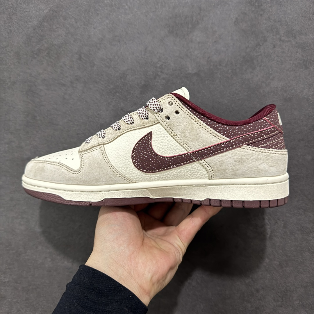 图片[2]-【定制版】Nike Dunk Low 2026 丙午马年限定款 鞋身融入 “马” 字印章标识、马形图案及祥云纹样，采用浅灰、酒红的低饱和色调组合，风格温润雅致，既契合中式复古质感，又通过柔和配色兼顾日常穿搭的适配性，同时细节元素凸显新年生肖氛围。标识采用纹理质感设计，“马” 字印章、马形图案及祥云纹样通过印花 / 刺绣工艺呈现，提升了鞋款的精致度与主题辨识度 货号：XT6998-112 尺码：36-45(带半码)-选品中心