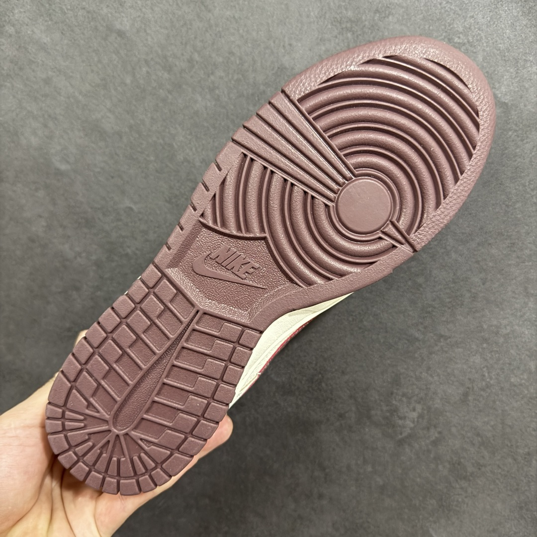图片[9]-【定制版】Nike Dunk Low 2026 丙午马年限定款 鞋身融入 “马” 字印章标识、马形图案及祥云纹样，采用浅灰、酒红的低饱和色调组合，风格温润雅致，既契合中式复古质感，又通过柔和配色兼顾日常穿搭的适配性，同时细节元素凸显新年生肖氛围。标识采用纹理质感设计，“马” 字印章、马形图案及祥云纹样通过印花 / 刺绣工艺呈现，提升了鞋款的精致度与主题辨识度 货号：XT6998-112 尺码：36-45(带半码)-选品中心