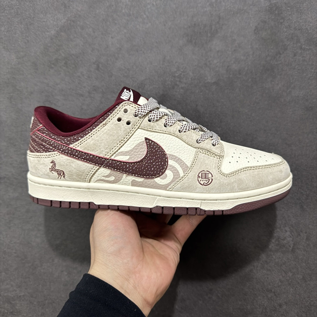 【定制版】Nike Dunk Low 2026 丙午马年限定款 鞋身融入 “马” 字印章标识、马形图案及祥云纹样，采用浅灰、酒红的低饱和色调组合，风格温润雅致，既契合中式复古质感，又通过柔和配色兼顾日常穿搭的适配性，同时细节元素凸显新年生肖氛围。标识采用纹理质感设计，“马” 字印章、马形图案及祥云纹样通过印花 / 刺绣工艺呈现，提升了鞋款的精致度与主题辨识度 货号：XT6998-112 尺码：36-45(带半码)-选品中心