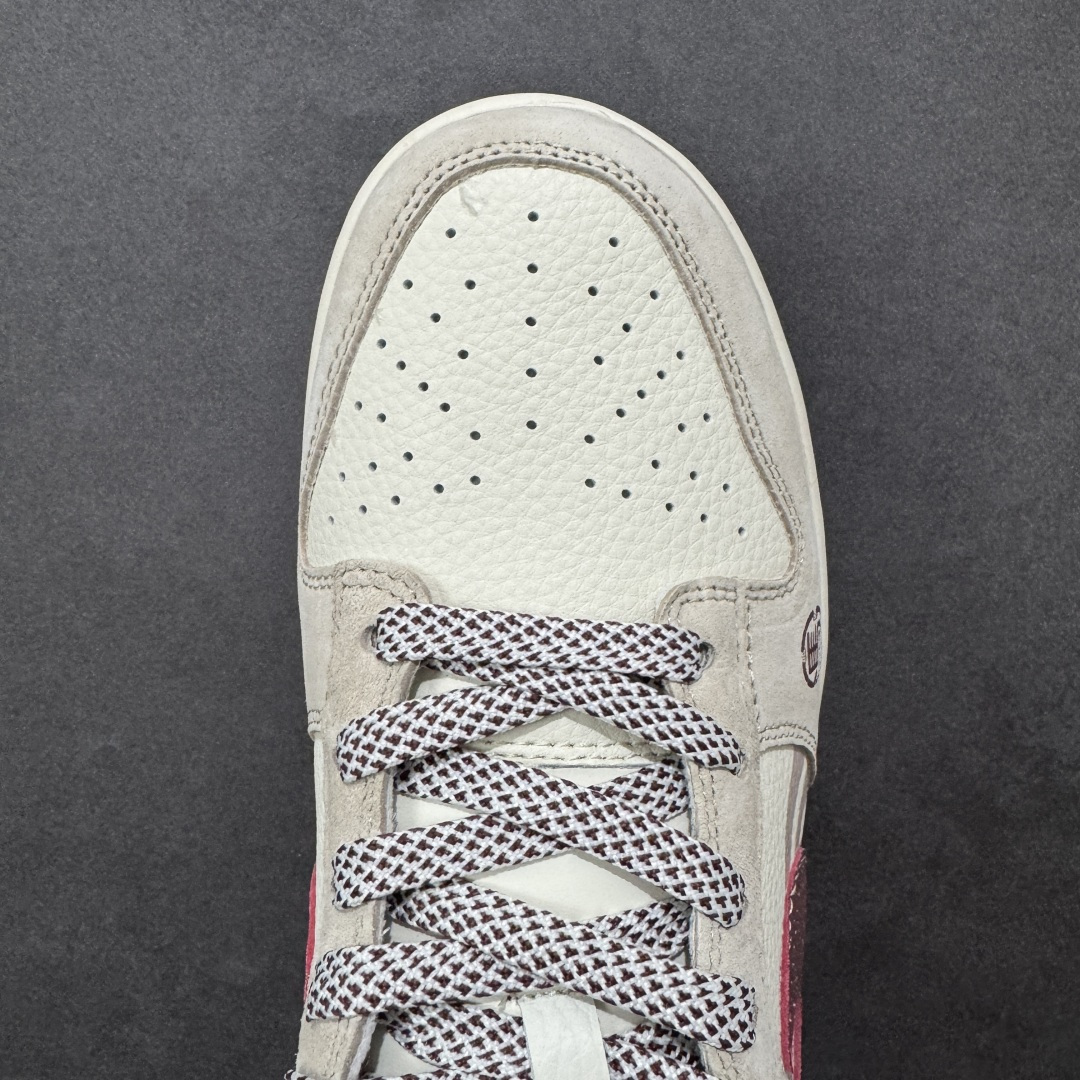 图片[8]-【定制版】Nike Dunk Low 2026 丙午马年限定款 鞋身融入 “马” 字印章标识、马形图案及祥云纹样，采用浅灰、酒红的低饱和色调组合，风格温润雅致，既契合中式复古质感，又通过柔和配色兼顾日常穿搭的适配性，同时细节元素凸显新年生肖氛围。标识采用纹理质感设计，“马” 字印章、马形图案及祥云纹样通过印花 / 刺绣工艺呈现，提升了鞋款的精致度与主题辨识度 货号：XT6998-112 尺码：36-45(带半码)-选品中心