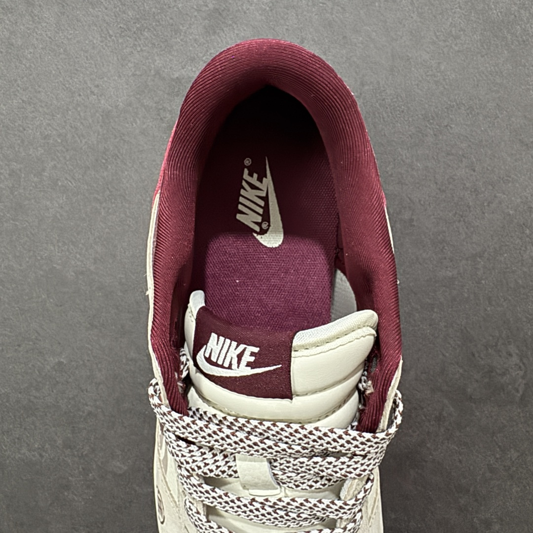 图片[7]-【定制版】Nike Dunk Low 2026 丙午马年限定款 鞋身融入 “马” 字印章标识、马形图案及祥云纹样，采用浅灰、酒红的低饱和色调组合，风格温润雅致，既契合中式复古质感，又通过柔和配色兼顾日常穿搭的适配性，同时细节元素凸显新年生肖氛围。标识采用纹理质感设计，“马” 字印章、马形图案及祥云纹样通过印花 / 刺绣工艺呈现，提升了鞋款的精致度与主题辨识度 货号：XT6998-112 尺码：36-45(带半码)-选品中心