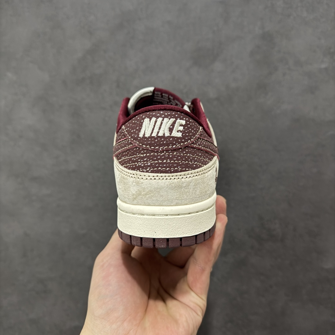 图片[4]-【定制版】Nike Dunk Low 2026 丙午马年限定款 鞋身融入 “马” 字印章标识、马形图案及祥云纹样，采用浅灰、酒红的低饱和色调组合，风格温润雅致，既契合中式复古质感，又通过柔和配色兼顾日常穿搭的适配性，同时细节元素凸显新年生肖氛围。标识采用纹理质感设计，“马” 字印章、马形图案及祥云纹样通过印花 / 刺绣工艺呈现，提升了鞋款的精致度与主题辨识度 货号：XT6998-112 尺码：36-45(带半码)-选品中心