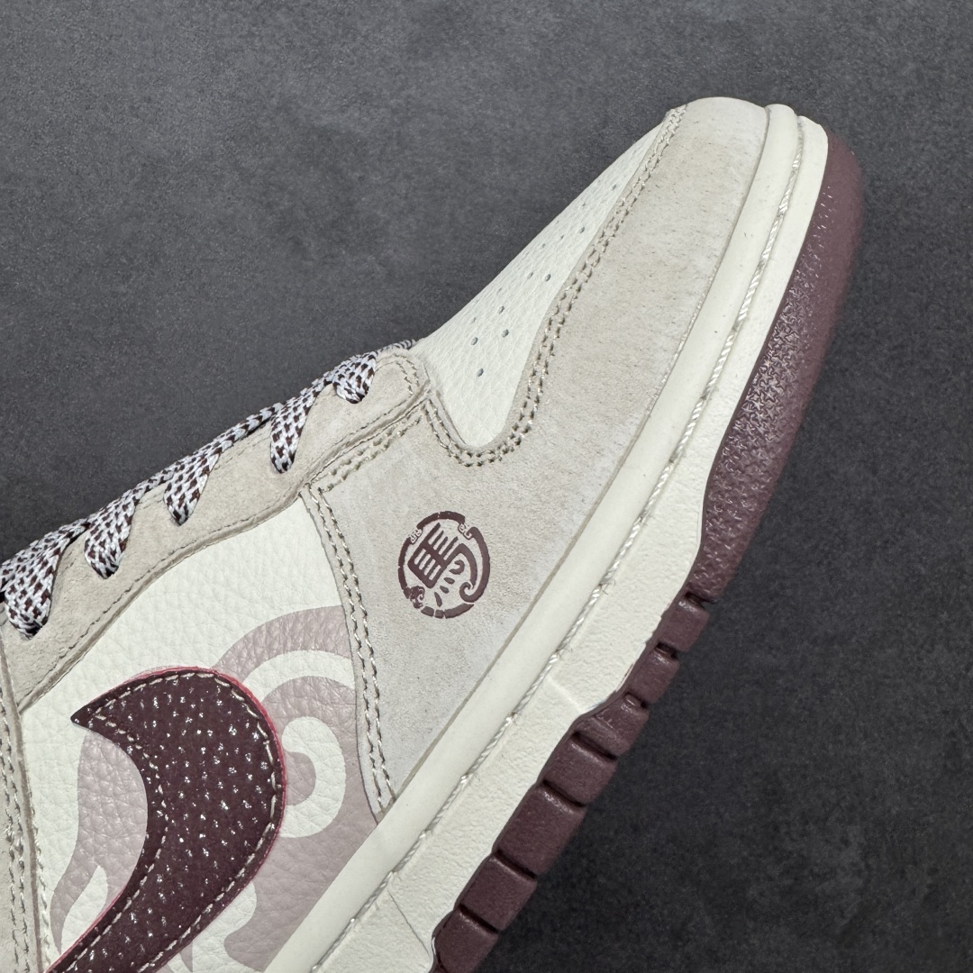 图片[5]-【定制版】Nike Dunk Low 2026 丙午马年限定款 鞋身融入 “马” 字印章标识、马形图案及祥云纹样，采用浅灰、酒红的低饱和色调组合，风格温润雅致，既契合中式复古质感，又通过柔和配色兼顾日常穿搭的适配性，同时细节元素凸显新年生肖氛围。标识采用纹理质感设计，“马” 字印章、马形图案及祥云纹样通过印花 / 刺绣工艺呈现，提升了鞋款的精致度与主题辨识度 货号：XT6998-112 尺码：36-45(带半码)-选品中心