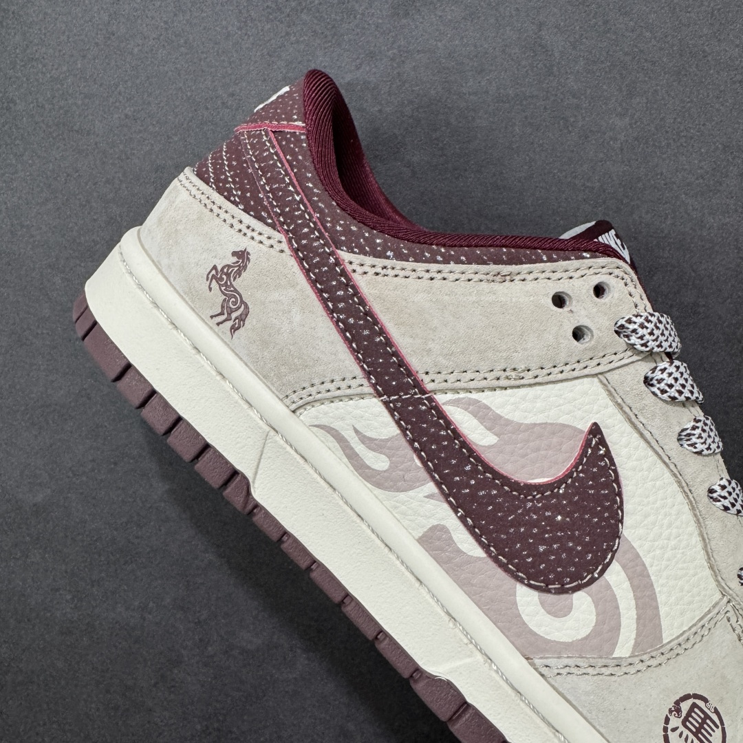 图片[6]-【定制版】Nike Dunk Low 2026 丙午马年限定款 鞋身融入 “马” 字印章标识、马形图案及祥云纹样，采用浅灰、酒红的低饱和色调组合，风格温润雅致，既契合中式复古质感，又通过柔和配色兼顾日常穿搭的适配性，同时细节元素凸显新年生肖氛围。标识采用纹理质感设计，“马” 字印章、马形图案及祥云纹样通过印花 / 刺绣工艺呈现，提升了鞋款的精致度与主题辨识度 货号：XT6998-112 尺码：36-45(带半码)-选品中心