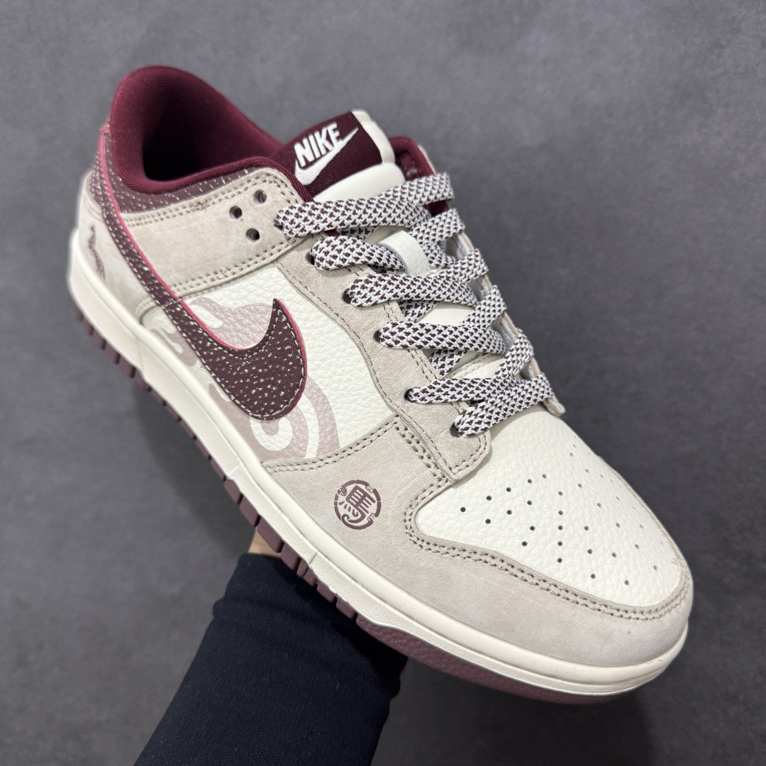 图片[3]-【定制版】Nike Dunk Low 2026 丙午马年限定款 鞋身融入 “马” 字印章标识、马形图案及祥云纹样，采用浅灰、酒红的低饱和色调组合，风格温润雅致，既契合中式复古质感，又通过柔和配色兼顾日常穿搭的适配性，同时细节元素凸显新年生肖氛围。标识采用纹理质感设计，“马” 字印章、马形图案及祥云纹样通过印花 / 刺绣工艺呈现，提升了鞋款的精致度与主题辨识度 货号：XT6998-112 尺码：36-45(带半码)-选品中心