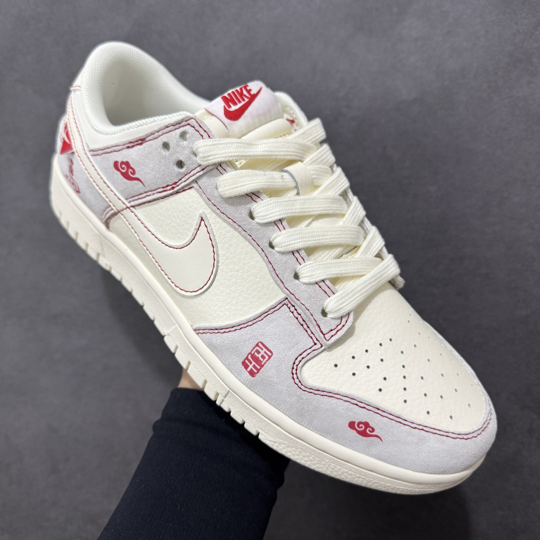 图片[3]-【定制版】Nike Dunk Low 2026 丙午马年限定款 身融入 “丙午” 纪年印章、祥云纹样及 “马” 字标识，采用白、红为主调，搭配红边缝线细节，契合中国新年的喜庆调性，视觉简约洁净且富有中式美学的雅致感，细节元素凸显生肖与新年双重氛围。鞋面以纹样织物（浅灰区域）+ 质感皮革拼接为主，兼顾设计的文化质感与日常穿着的耐用性；“丙午” 印章、祥云纹样、“马” 字标识采用印花工艺呈现，红边缝线与主题元素形成视觉呼应，提升了鞋款的精致度与主题辨识度 货号：YX5066-411 尺码：36-45(带半码)-选品中心