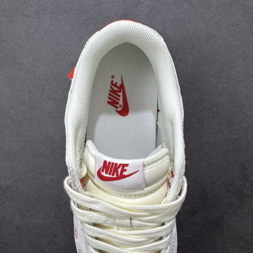 图片[7]-【定制版】Nike Dunk Low 2026 丙午马年限定款 身融入 “丙午” 纪年印章、祥云纹样及 “马” 字标识，采用白、红为主调，搭配红边缝线细节，契合中国新年的喜庆调性，视觉简约洁净且富有中式美学的雅致感，细节元素凸显生肖与新年双重氛围。鞋面以纹样织物（浅灰区域）+ 质感皮革拼接为主，兼顾设计的文化质感与日常穿着的耐用性；“丙午” 印章、祥云纹样、“马” 字标识采用印花工艺呈现，红边缝线与主题元素形成视觉呼应，提升了鞋款的精致度与主题辨识度 货号：YX5066-411 尺码：36-45(带半码)-选品中心