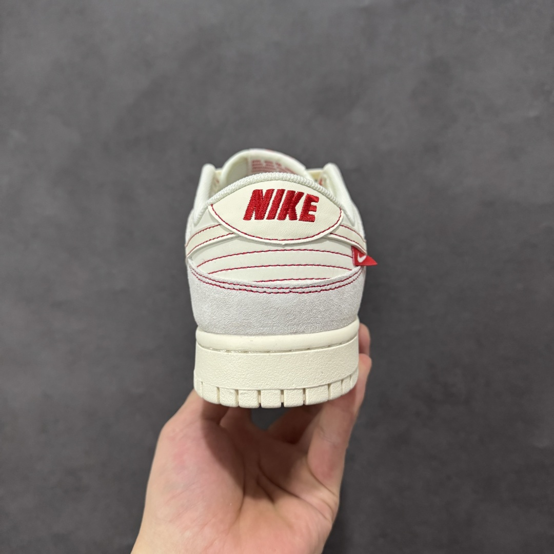 图片[4]-【定制版】Nike Dunk Low 2026 丙午马年限定款 身融入 “丙午” 纪年印章、祥云纹样及 “马” 字标识，采用白、红为主调，搭配红边缝线细节，契合中国新年的喜庆调性，视觉简约洁净且富有中式美学的雅致感，细节元素凸显生肖与新年双重氛围。鞋面以纹样织物（浅灰区域）+ 质感皮革拼接为主，兼顾设计的文化质感与日常穿着的耐用性；“丙午” 印章、祥云纹样、“马” 字标识采用印花工艺呈现，红边缝线与主题元素形成视觉呼应，提升了鞋款的精致度与主题辨识度 货号：YX5066-411 尺码：36-45(带半码)-选品中心