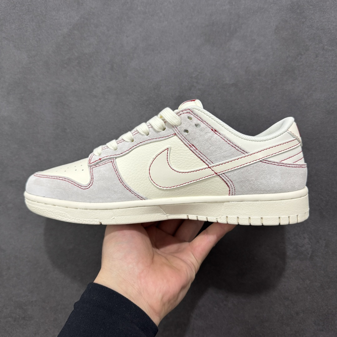 图片[2]-【定制版】Nike Dunk Low 2026 丙午马年限定款 身融入 “丙午” 纪年印章、祥云纹样及 “马” 字标识，采用白、红为主调，搭配红边缝线细节，契合中国新年的喜庆调性，视觉简约洁净且富有中式美学的雅致感，细节元素凸显生肖与新年双重氛围。鞋面以纹样织物（浅灰区域）+ 质感皮革拼接为主，兼顾设计的文化质感与日常穿着的耐用性；“丙午” 印章、祥云纹样、“马” 字标识采用印花工艺呈现，红边缝线与主题元素形成视觉呼应，提升了鞋款的精致度与主题辨识度 货号：YX5066-411 尺码：36-45(带半码)-选品中心