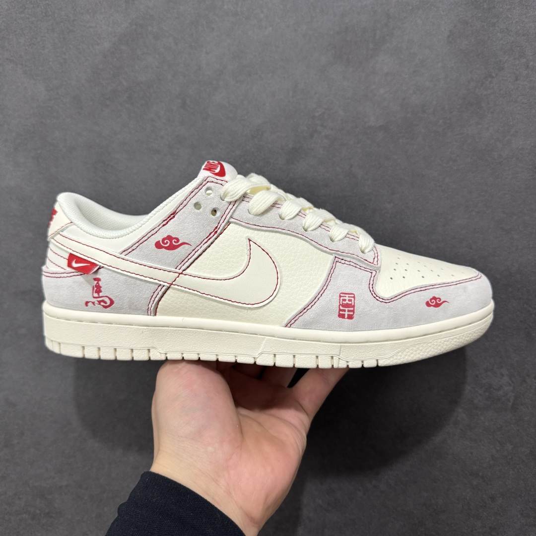 【定制版】Nike Dunk Low 2026 丙午马年限定款 身融入 “丙午” 纪年印章、祥云纹样及 “马” 字标识，采用白、红为主调，搭配红边缝线细节，契合中国新年的喜庆调性，视觉简约洁净且富有中式美学的雅致感，细节元素凸显生肖与新年双重氛围。鞋面以纹样织物（浅灰区域）+ 质感皮革拼接为主，兼顾设计的文化质感与日常穿着的耐用性；“丙午” 印章、祥云纹样、“马” 字标识采用印花工艺呈现，红边缝线与主题元素形成视觉呼应，提升了鞋款的精致度与主题辨识度 货号：YX5066-411 尺码：36-45(带半码)-选品中心