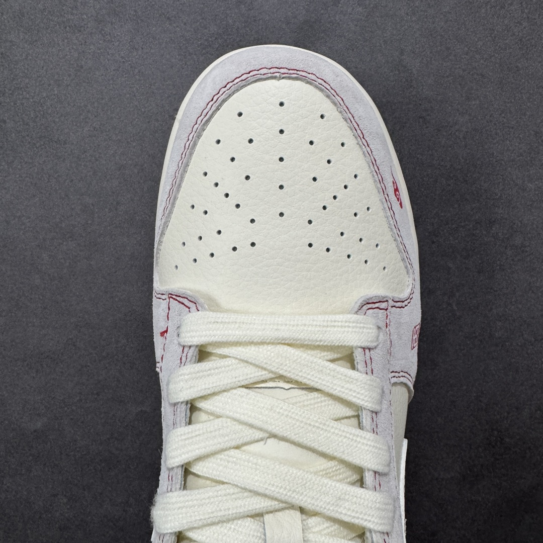 图片[8]-【定制版】Nike Dunk Low 2026 丙午马年限定款 身融入 “丙午” 纪年印章、祥云纹样及 “马” 字标识，采用白、红为主调，搭配红边缝线细节，契合中国新年的喜庆调性，视觉简约洁净且富有中式美学的雅致感，细节元素凸显生肖与新年双重氛围。鞋面以纹样织物（浅灰区域）+ 质感皮革拼接为主，兼顾设计的文化质感与日常穿着的耐用性；“丙午” 印章、祥云纹样、“马” 字标识采用印花工艺呈现，红边缝线与主题元素形成视觉呼应，提升了鞋款的精致度与主题辨识度 货号：YX5066-411 尺码：36-45(带半码)-选品中心