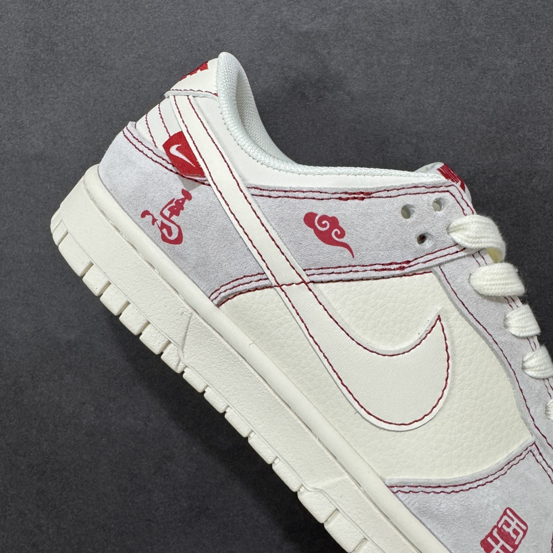 图片[6]-【定制版】Nike Dunk Low 2026 丙午马年限定款 身融入 “丙午” 纪年印章、祥云纹样及 “马” 字标识，采用白、红为主调，搭配红边缝线细节，契合中国新年的喜庆调性，视觉简约洁净且富有中式美学的雅致感，细节元素凸显生肖与新年双重氛围。鞋面以纹样织物（浅灰区域）+ 质感皮革拼接为主，兼顾设计的文化质感与日常穿着的耐用性；“丙午” 印章、祥云纹样、“马” 字标识采用印花工艺呈现，红边缝线与主题元素形成视觉呼应，提升了鞋款的精致度与主题辨识度 货号：YX5066-411 尺码：36-45(带半码)-选品中心