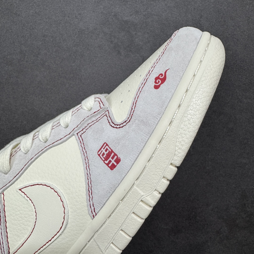 图片[5]-【定制版】Nike Dunk Low 2026 丙午马年限定款 身融入 “丙午” 纪年印章、祥云纹样及 “马” 字标识，采用白、红为主调，搭配红边缝线细节，契合中国新年的喜庆调性，视觉简约洁净且富有中式美学的雅致感，细节元素凸显生肖与新年双重氛围。鞋面以纹样织物（浅灰区域）+ 质感皮革拼接为主，兼顾设计的文化质感与日常穿着的耐用性；“丙午” 印章、祥云纹样、“马” 字标识采用印花工艺呈现，红边缝线与主题元素形成视觉呼应，提升了鞋款的精致度与主题辨识度 货号：YX5066-411 尺码：36-45(带半码)-选品中心