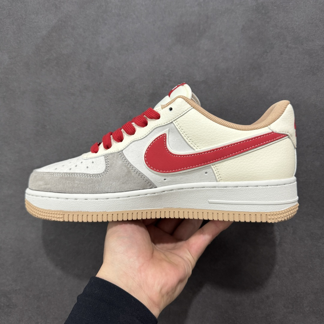 图片[2]-【定制版】Nike Air Force 1 Low 2026 丙午马年限定款 鞋身标注 “2026” 标识，搭配多形态 Swoosh 设计，采用米白、浅灰为主调，搭配红色细节点缀及生胶色外底，既契合中式新年的喜庆调性，又通过低饱和主色兼顾日常穿搭的适配性，视觉层次协调且富有质感。鞋面以麂皮（浅灰区域）+ 皮革（米白区域）拼接为主，搭配生胶色外底，兼顾复古触感与日常穿着的耐用性；用多 Swoosh 标识设计（主 Swoosh + 迷你 Swoosh），红色细节与 “2026” 标识形成视觉呼应，提升了鞋款的主题辨识度与设计层次感。 货号：XT6998-100 尺码：36-45(带半码)-选品中心