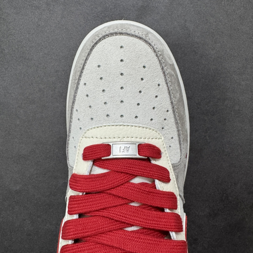图片[8]-【定制版】Nike Air Force 1 Low 2026 丙午马年限定款 鞋身标注 “2026” 标识，搭配多形态 Swoosh 设计，采用米白、浅灰为主调，搭配红色细节点缀及生胶色外底，既契合中式新年的喜庆调性，又通过低饱和主色兼顾日常穿搭的适配性，视觉层次协调且富有质感。鞋面以麂皮（浅灰区域）+ 皮革（米白区域）拼接为主，搭配生胶色外底，兼顾复古触感与日常穿着的耐用性；用多 Swoosh 标识设计（主 Swoosh + 迷你 Swoosh），红色细节与 “2026” 标识形成视觉呼应，提升了鞋款的主题辨识度与设计层次感。 货号：XT6998-100 尺码：36-45(带半码)-选品中心