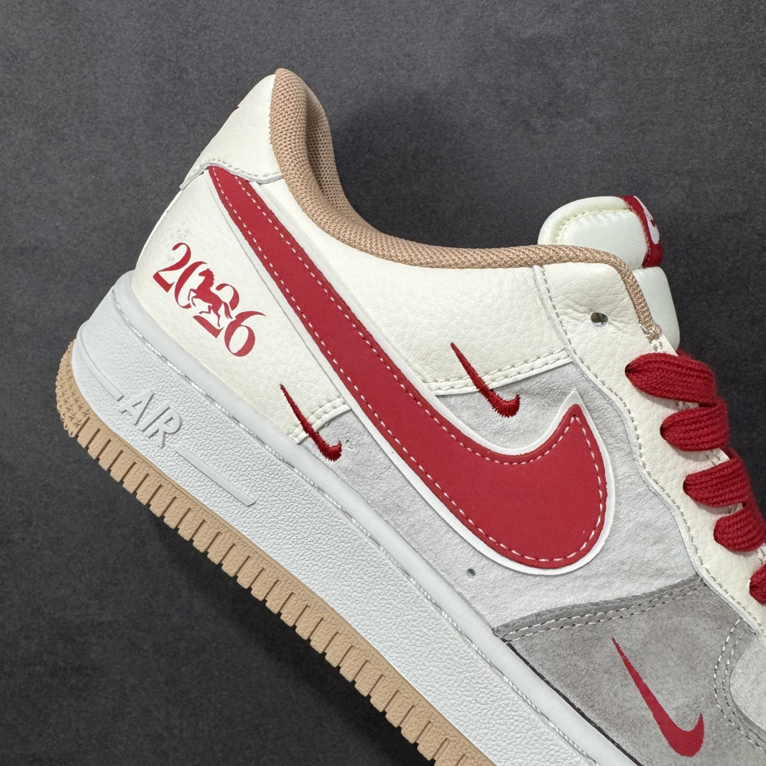 图片[6]-【定制版】Nike Air Force 1 Low 2026 丙午马年限定款 鞋身标注 “2026” 标识，搭配多形态 Swoosh 设计，采用米白、浅灰为主调，搭配红色细节点缀及生胶色外底，既契合中式新年的喜庆调性，又通过低饱和主色兼顾日常穿搭的适配性，视觉层次协调且富有质感。鞋面以麂皮（浅灰区域）+ 皮革（米白区域）拼接为主，搭配生胶色外底，兼顾复古触感与日常穿着的耐用性；用多 Swoosh 标识设计（主 Swoosh + 迷你 Swoosh），红色细节与 “2026” 标识形成视觉呼应，提升了鞋款的主题辨识度与设计层次感。 货号：XT6998-100 尺码：36-45(带半码)-选品中心