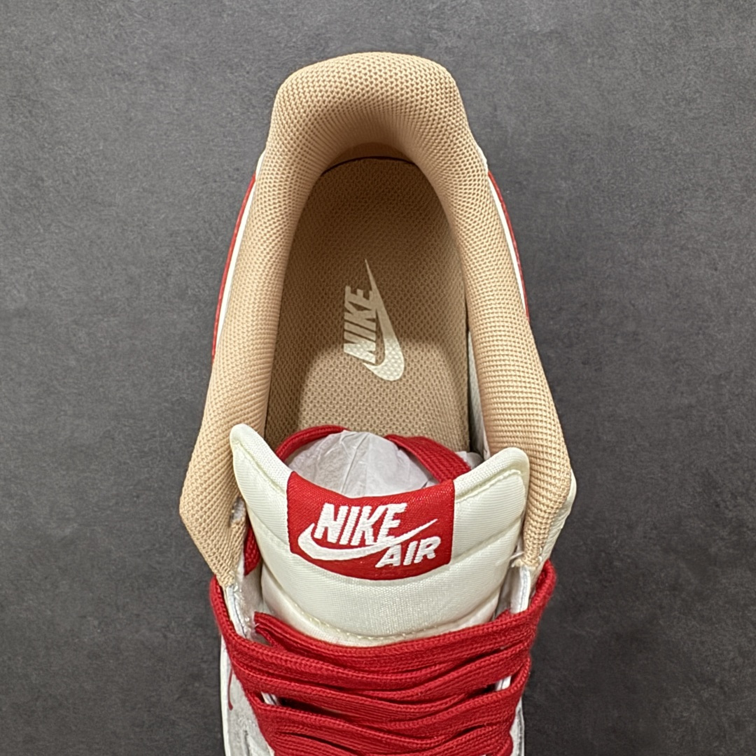 图片[7]-【定制版】Nike Air Force 1 Low 2026 丙午马年限定款 鞋身标注 “2026” 标识，搭配多形态 Swoosh 设计，采用米白、浅灰为主调，搭配红色细节点缀及生胶色外底，既契合中式新年的喜庆调性，又通过低饱和主色兼顾日常穿搭的适配性，视觉层次协调且富有质感。鞋面以麂皮（浅灰区域）+ 皮革（米白区域）拼接为主，搭配生胶色外底，兼顾复古触感与日常穿着的耐用性；用多 Swoosh 标识设计（主 Swoosh + 迷你 Swoosh），红色细节与 “2026” 标识形成视觉呼应，提升了鞋款的主题辨识度与设计层次感。 货号：XT6998-100 尺码：36-45(带半码)-选品中心