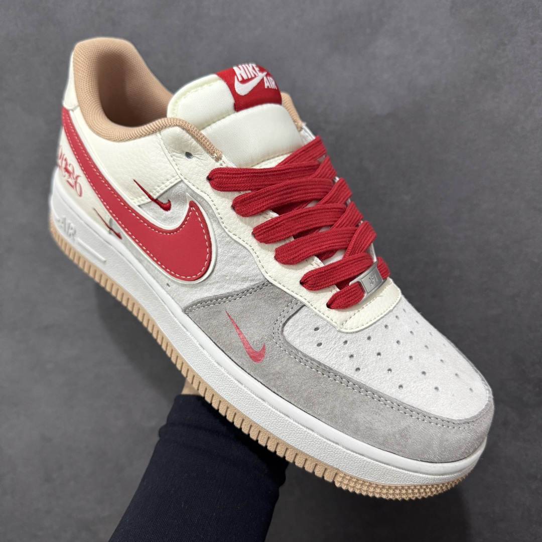 图片[3]-【定制版】Nike Air Force 1 Low 2026 丙午马年限定款 鞋身标注 “2026” 标识，搭配多形态 Swoosh 设计，采用米白、浅灰为主调，搭配红色细节点缀及生胶色外底，既契合中式新年的喜庆调性，又通过低饱和主色兼顾日常穿搭的适配性，视觉层次协调且富有质感。鞋面以麂皮（浅灰区域）+ 皮革（米白区域）拼接为主，搭配生胶色外底，兼顾复古触感与日常穿着的耐用性；用多 Swoosh 标识设计（主 Swoosh + 迷你 Swoosh），红色细节与 “2026” 标识形成视觉呼应，提升了鞋款的主题辨识度与设计层次感。 货号：XT6998-100 尺码：36-45(带半码)-选品中心