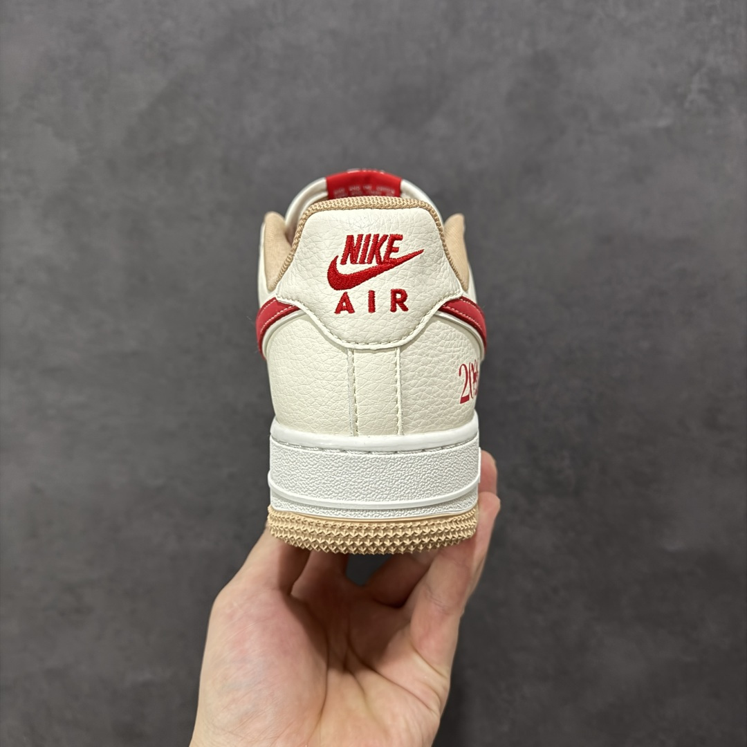 图片[4]-【定制版】Nike Air Force 1 Low 2026 丙午马年限定款 鞋身标注 “2026” 标识，搭配多形态 Swoosh 设计，采用米白、浅灰为主调，搭配红色细节点缀及生胶色外底，既契合中式新年的喜庆调性，又通过低饱和主色兼顾日常穿搭的适配性，视觉层次协调且富有质感。鞋面以麂皮（浅灰区域）+ 皮革（米白区域）拼接为主，搭配生胶色外底，兼顾复古触感与日常穿着的耐用性；用多 Swoosh 标识设计（主 Swoosh + 迷你 Swoosh），红色细节与 “2026” 标识形成视觉呼应，提升了鞋款的主题辨识度与设计层次感。 货号：XT6998-100 尺码：36-45(带半码)-选品中心