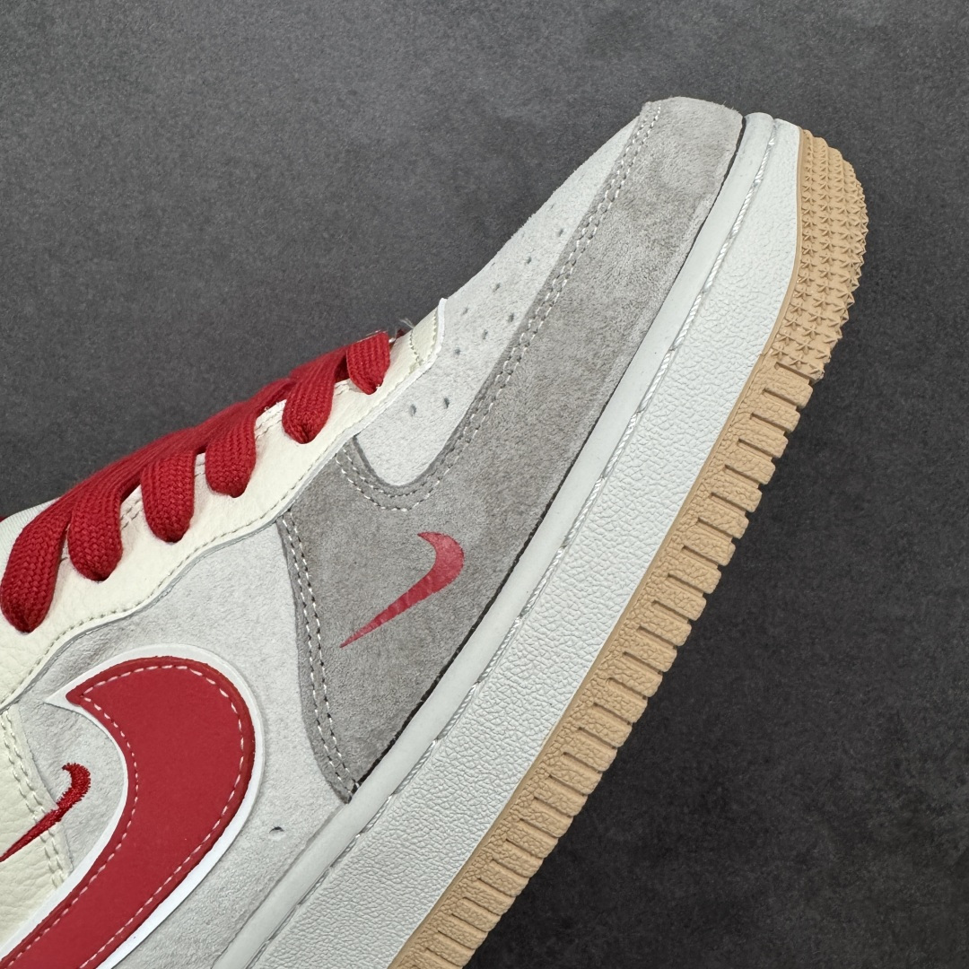 图片[5]-【定制版】Nike Air Force 1 Low 2026 丙午马年限定款 鞋身标注 “2026” 标识，搭配多形态 Swoosh 设计，采用米白、浅灰为主调，搭配红色细节点缀及生胶色外底，既契合中式新年的喜庆调性，又通过低饱和主色兼顾日常穿搭的适配性，视觉层次协调且富有质感。鞋面以麂皮（浅灰区域）+ 皮革（米白区域）拼接为主，搭配生胶色外底，兼顾复古触感与日常穿着的耐用性；用多 Swoosh 标识设计（主 Swoosh + 迷你 Swoosh），红色细节与 “2026” 标识形成视觉呼应，提升了鞋款的主题辨识度与设计层次感。 货号：XT6998-100 尺码：36-45(带半码)-选品中心