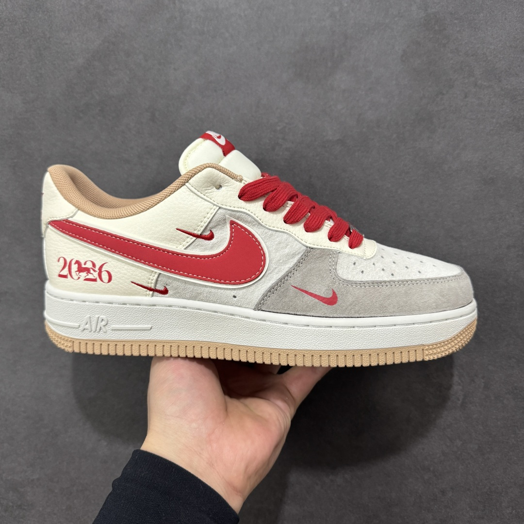 【定制版】Nike Air Force 1 Low 2026 丙午马年限定款 鞋身标注 “2026” 标识，搭配多形态 Swoosh 设计，采用米白、浅灰为主调，搭配红色细节点缀及生胶色外底，既契合中式新年的喜庆调性，又通过低饱和主色兼顾日常穿搭的适配性，视觉层次协调且富有质感。鞋面以麂皮（浅灰区域）+ 皮革（米白区域）拼接为主，搭配生胶色外底，兼顾复古触感与日常穿着的耐用性；用多 Swoosh 标识设计（主 Swoosh + 迷你 Swoosh），红色细节与 “2026” 标识形成视觉呼应，提升了鞋款的主题辨识度与设计层次感。 货号：XT6998-100 尺码：36-45(带半码)-选品中心