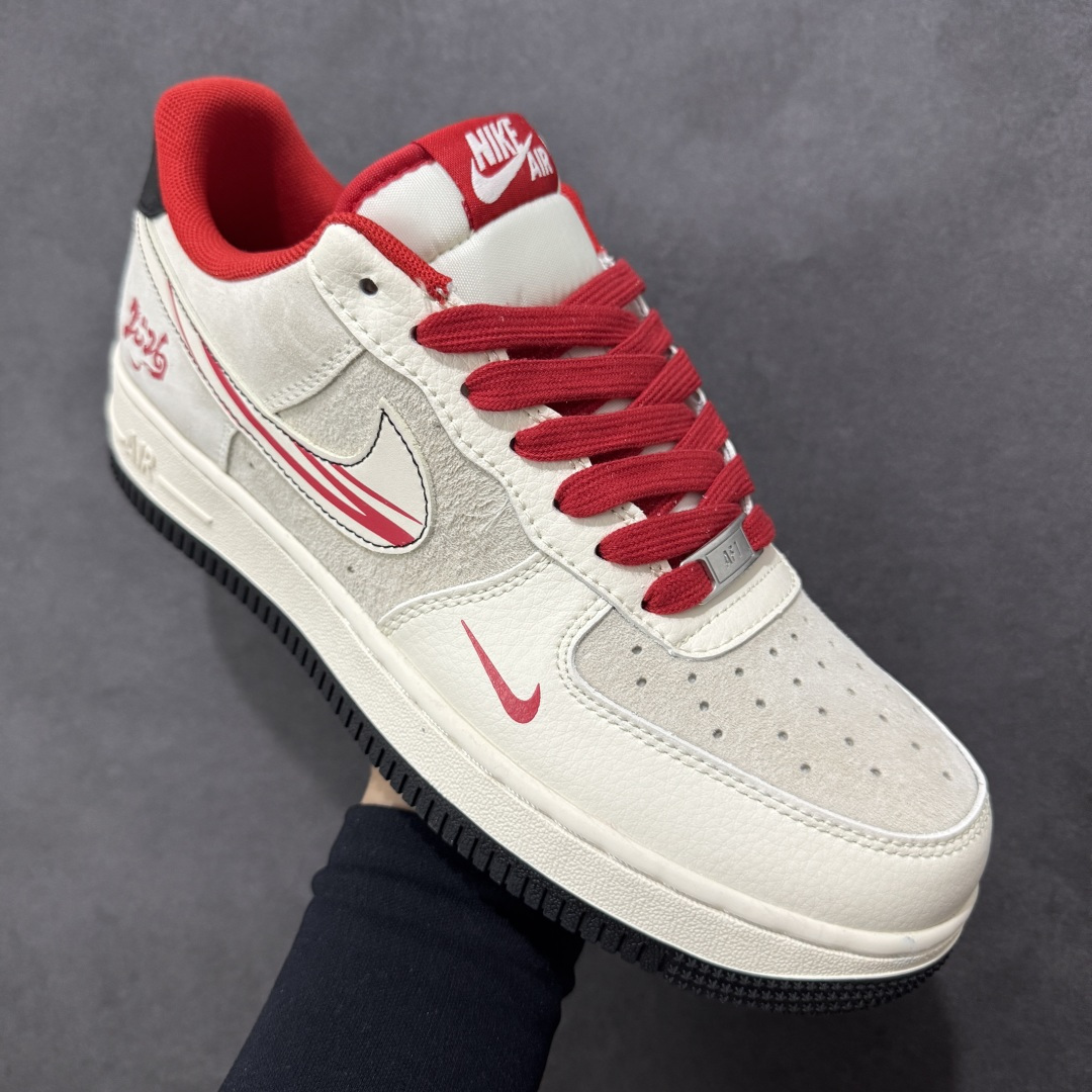 图片[3]-【定制版】Nike Air Force 1 Low 2026 丙午马年限定款 后跟搭配 “2026” 马形标识，Swoosh 区域采用红色线条装饰呼应生肖元素，采用米白、浅灰为主调，搭配红、黑细节点缀，契合中国新年的喜庆调性，视觉简约雅致且兼具日常穿搭的适配性。标识采用红色线条装饰设计，红色鞋带与后跟主题标识形成视觉呼应，提升了鞋款的主题辨识度与精致度。 货号：XT6998-109 尺码：36-45(带半码)-选品中心