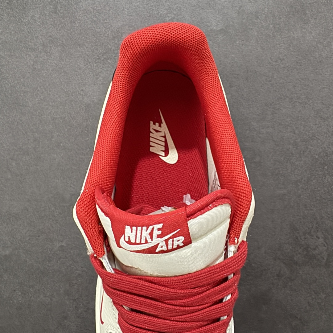 图片[6]-【定制版】Nike Air Force 1 Low 2026 丙午马年限定款 后跟搭配 “2026” 马形标识，Swoosh 区域采用红色线条装饰呼应生肖元素，采用米白、浅灰为主调，搭配红、黑细节点缀，契合中国新年的喜庆调性，视觉简约雅致且兼具日常穿搭的适配性。标识采用红色线条装饰设计，红色鞋带与后跟主题标识形成视觉呼应，提升了鞋款的主题辨识度与精致度。 货号：XT6998-109 尺码：36-45(带半码)-选品中心