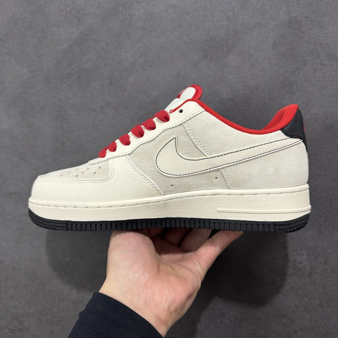 图片[2]-【定制版】Nike Air Force 1 Low 2026 丙午马年限定款 后跟搭配 “2026” 马形标识，Swoosh 区域采用红色线条装饰呼应生肖元素，采用米白、浅灰为主调，搭配红、黑细节点缀，契合中国新年的喜庆调性，视觉简约雅致且兼具日常穿搭的适配性。标识采用红色线条装饰设计，红色鞋带与后跟主题标识形成视觉呼应，提升了鞋款的主题辨识度与精致度。 货号：XT6998-109 尺码：36-45(带半码)-选品中心