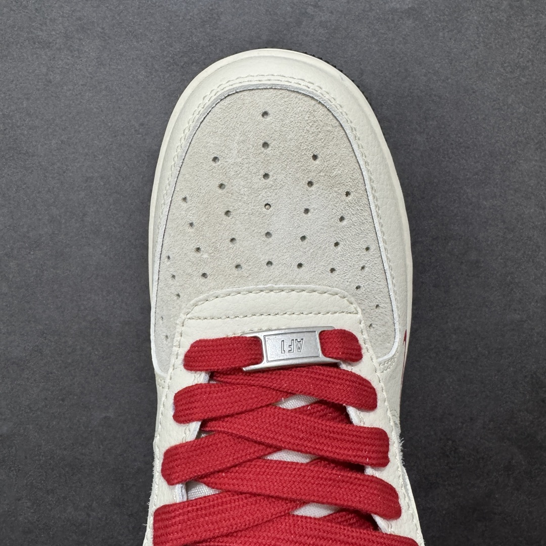 图片[7]-【定制版】Nike Air Force 1 Low 2026 丙午马年限定款 后跟搭配 “2026” 马形标识，Swoosh 区域采用红色线条装饰呼应生肖元素，采用米白、浅灰为主调，搭配红、黑细节点缀，契合中国新年的喜庆调性，视觉简约雅致且兼具日常穿搭的适配性。标识采用红色线条装饰设计，红色鞋带与后跟主题标识形成视觉呼应，提升了鞋款的主题辨识度与精致度。 货号：XT6998-109 尺码：36-45(带半码)-选品中心