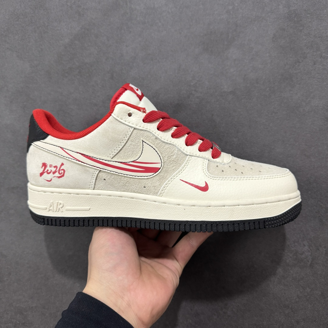 【定制版】Nike Air Force 1 Low 2026 丙午马年限定款 后跟搭配 “2026” 马形标识，Swoosh 区域采用红色线条装饰呼应生肖元素，采用米白、浅灰为主调，搭配红、黑细节点缀，契合中国新年的喜庆调性，视觉简约雅致且兼具日常穿搭的适配性。标识采用红色线条装饰设计，红色鞋带与后跟主题标识形成视觉呼应，提升了鞋款的主题辨识度与精致度。 货号：XT6998-109 尺码：36-45(带半码)-选品中心