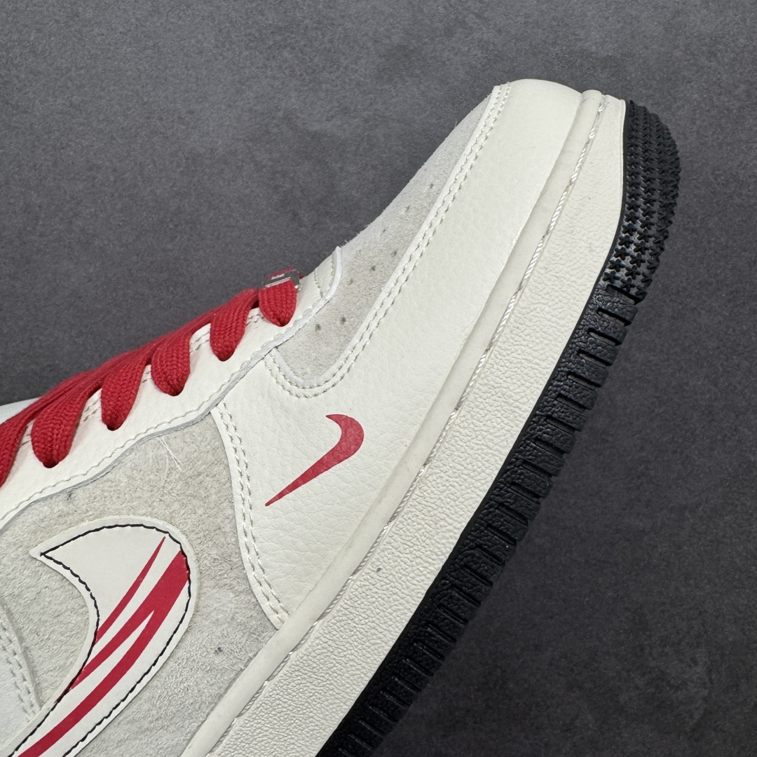 图片[4]-【定制版】Nike Air Force 1 Low 2026 丙午马年限定款 后跟搭配 “2026” 马形标识，Swoosh 区域采用红色线条装饰呼应生肖元素，采用米白、浅灰为主调，搭配红、黑细节点缀，契合中国新年的喜庆调性，视觉简约雅致且兼具日常穿搭的适配性。标识采用红色线条装饰设计，红色鞋带与后跟主题标识形成视觉呼应，提升了鞋款的主题辨识度与精致度。 货号：XT6998-109 尺码：36-45(带半码)-选品中心