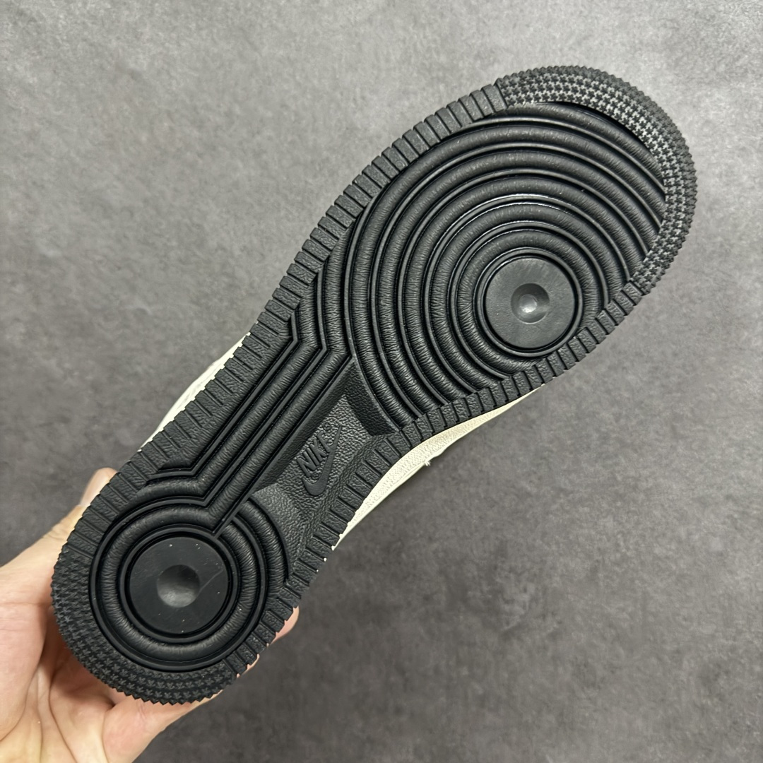 图片[8]-【定制版】Nike Air Force 1 Low 2026 丙午马年限定款 后跟搭配 “2026” 马形标识，Swoosh 区域采用红色线条装饰呼应生肖元素，采用米白、浅灰为主调，搭配红、黑细节点缀，契合中国新年的喜庆调性，视觉简约雅致且兼具日常穿搭的适配性。标识采用红色线条装饰设计，红色鞋带与后跟主题标识形成视觉呼应，提升了鞋款的主题辨识度与精致度。 货号：XT6998-109 尺码：36-45(带半码)-选品中心