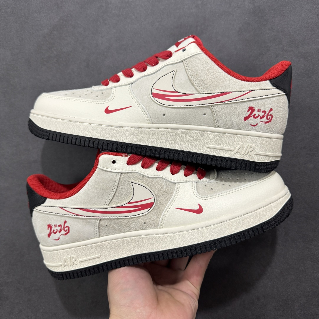 图片[9]-【定制版】Nike Air Force 1 Low 2026 丙午马年限定款 后跟搭配 “2026” 马形标识，Swoosh 区域采用红色线条装饰呼应生肖元素，采用米白、浅灰为主调，搭配红、黑细节点缀，契合中国新年的喜庆调性，视觉简约雅致且兼具日常穿搭的适配性。标识采用红色线条装饰设计，红色鞋带与后跟主题标识形成视觉呼应，提升了鞋款的主题辨识度与精致度。 货号：XT6998-109 尺码：36-45(带半码)-选品中心