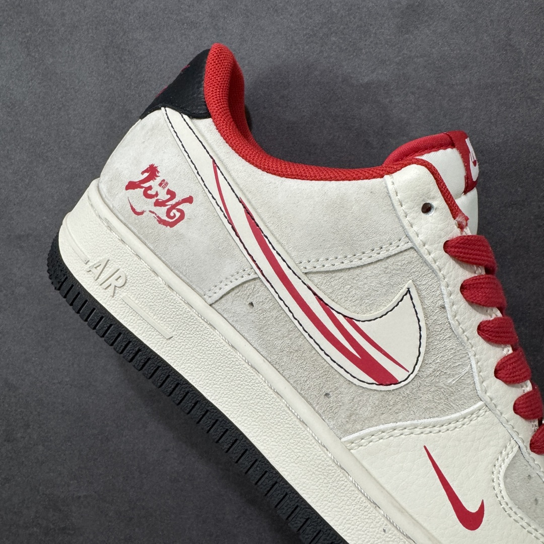 图片[5]-【定制版】Nike Air Force 1 Low 2026 丙午马年限定款 后跟搭配 “2026” 马形标识，Swoosh 区域采用红色线条装饰呼应生肖元素，采用米白、浅灰为主调，搭配红、黑细节点缀，契合中国新年的喜庆调性，视觉简约雅致且兼具日常穿搭的适配性。标识采用红色线条装饰设计，红色鞋带与后跟主题标识形成视觉呼应，提升了鞋款的主题辨识度与精致度。 货号：XT6998-109 尺码：36-45(带半码)-选品中心
