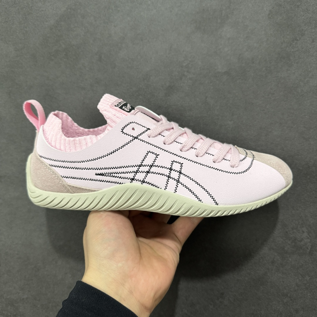 【公司级】亚瑟士 ONITSUKA TIGER鬼塚虎 SCLAW 轻便舒适 防滑耐磨透气支撑 低帮 生活休闲鞋 男女同款，复古美学极简风格，配色独具个性又超级好看。鞋口织物收口，经典鞋袜一体，明线设计标志性 logo，太亮眼啦！整体采用织物和柔软皮革拼接，时尚质感满满。关键是上脚舒服得不得了，巨好穿！不管是日常搭配还是运动，它都能完美胜任。别再犹豫，赶紧把它带回家！#鬼塚虎#明星同款 #舒适好穿 #夏日宝藏透气蓝球鞋 #夏日宝藏休闲老爹鞋#酷飒男女情侣款宝藏鞋。 尺码：36-45 货号：1183B969-选品中心