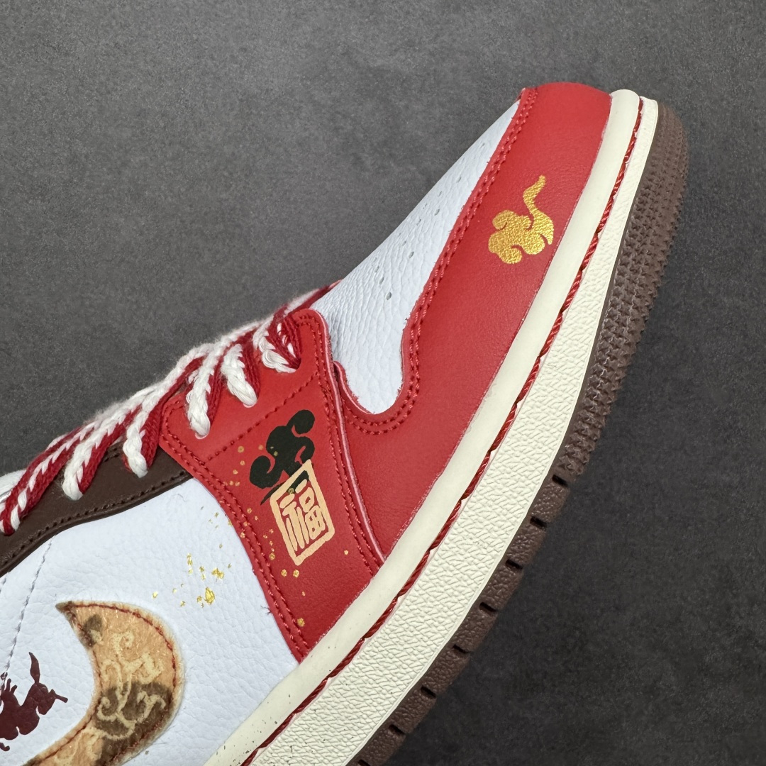 图片[5]-【K版纯原】Air Jordan AJ1 Low 低帮 马年限定 红金福马 IQ5321-121 全新流水线出品 市场第二梯队最强版 全部原鞋开发 原楦原纸板开发 全鞋电脑针车 原厂内置全掌气垫 原盒内在原标 唯一Zp原版鞋带绑法 免检产品 全新2022版型 全头层皮料 完美零毛边处理 原厂配置全掌气垫 价格定位良心 新配色陆续出货 尺码：36-46-选品中心