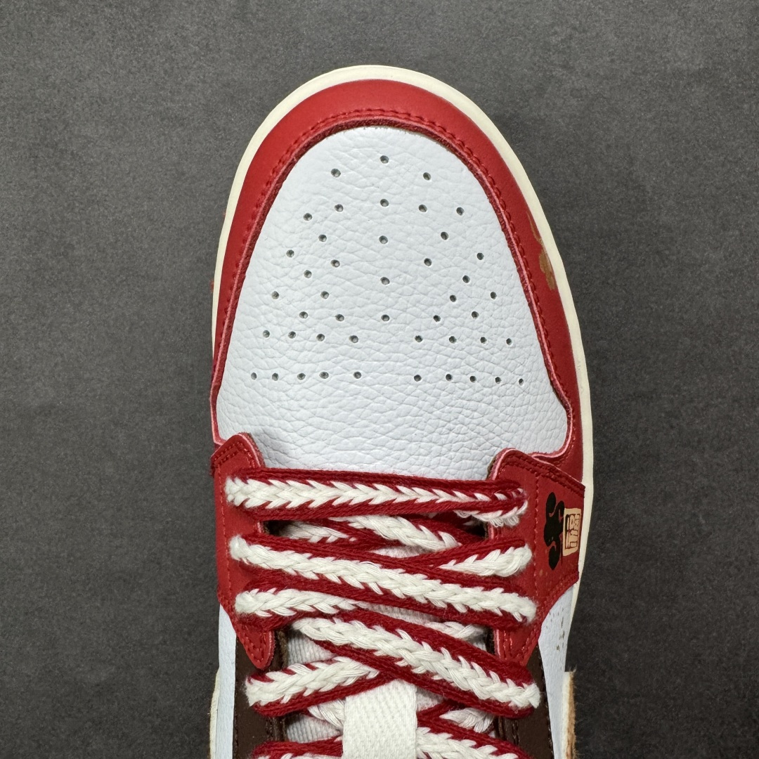 图片[8]-【K版纯原】Air Jordan AJ1 Low 低帮 马年限定 红金福马 IQ5321-121 全新流水线出品 市场第二梯队最强版 全部原鞋开发 原楦原纸板开发 全鞋电脑针车 原厂内置全掌气垫 原盒内在原标 唯一Zp原版鞋带绑法 免检产品 全新2022版型 全头层皮料 完美零毛边处理 原厂配置全掌气垫 价格定位良心 新配色陆续出货 尺码：36-46-选品中心