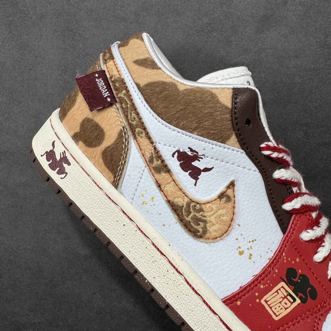 图片[6]-【K版纯原】Air Jordan AJ1 Low 低帮 马年限定 红金福马 IQ5321-121 全新流水线出品 市场第二梯队最强版 全部原鞋开发 原楦原纸板开发 全鞋电脑针车 原厂内置全掌气垫 原盒内在原标 唯一Zp原版鞋带绑法 免检产品 全新2022版型 全头层皮料 完美零毛边处理 原厂配置全掌气垫 价格定位良心 新配色陆续出货 尺码：36-46-选品中心