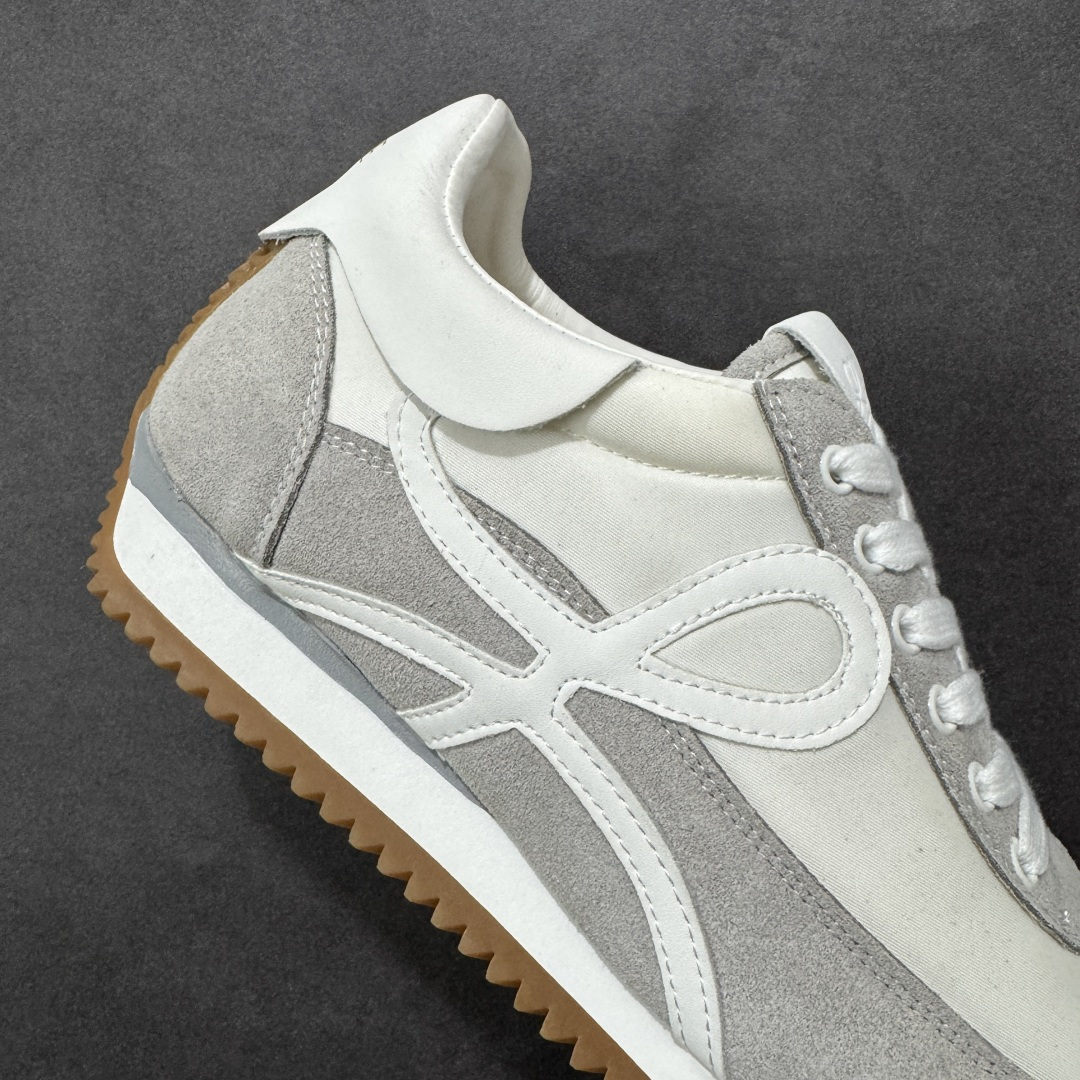 图片[6]-【公司级】罗意威Loewe Ballet Runner 25ss 春季新款爆款芭蕾舞鞋 2.0系列 阿甘复古风德训薄底百搭休闲运动鞋 外贸出口订单广东原厂 作为Loewe的标志性设计超柔软 轻便且灵活的鞋底新的波浪纹理橡胶外底 延伸至鞋头升级的柔软皮革内衬和鞋床 提供最大舒适感后跟有3D注塑橡胶徽标 真皮和皮料混搭彰显复古风格 内增高拼色德训鞋阿甘鞋小白鞋 拼色拼接鞋面非常高级隐藏式小内增高 脚后跟设计新颖柔软舒适 会被评为年度最舒适的暴走鞋如履平地 原版细节鞋面由进口皮牛皮原版布拼接 牛皮垫脚原版定制磨具组合大底原盒包装 内娱明星杨幂等众多同款上脚小红书一系列素材图极具爆款 货号：L815282X352100 尺码：35 36 37 38 39 40 41 42 43 44 45-选品中心