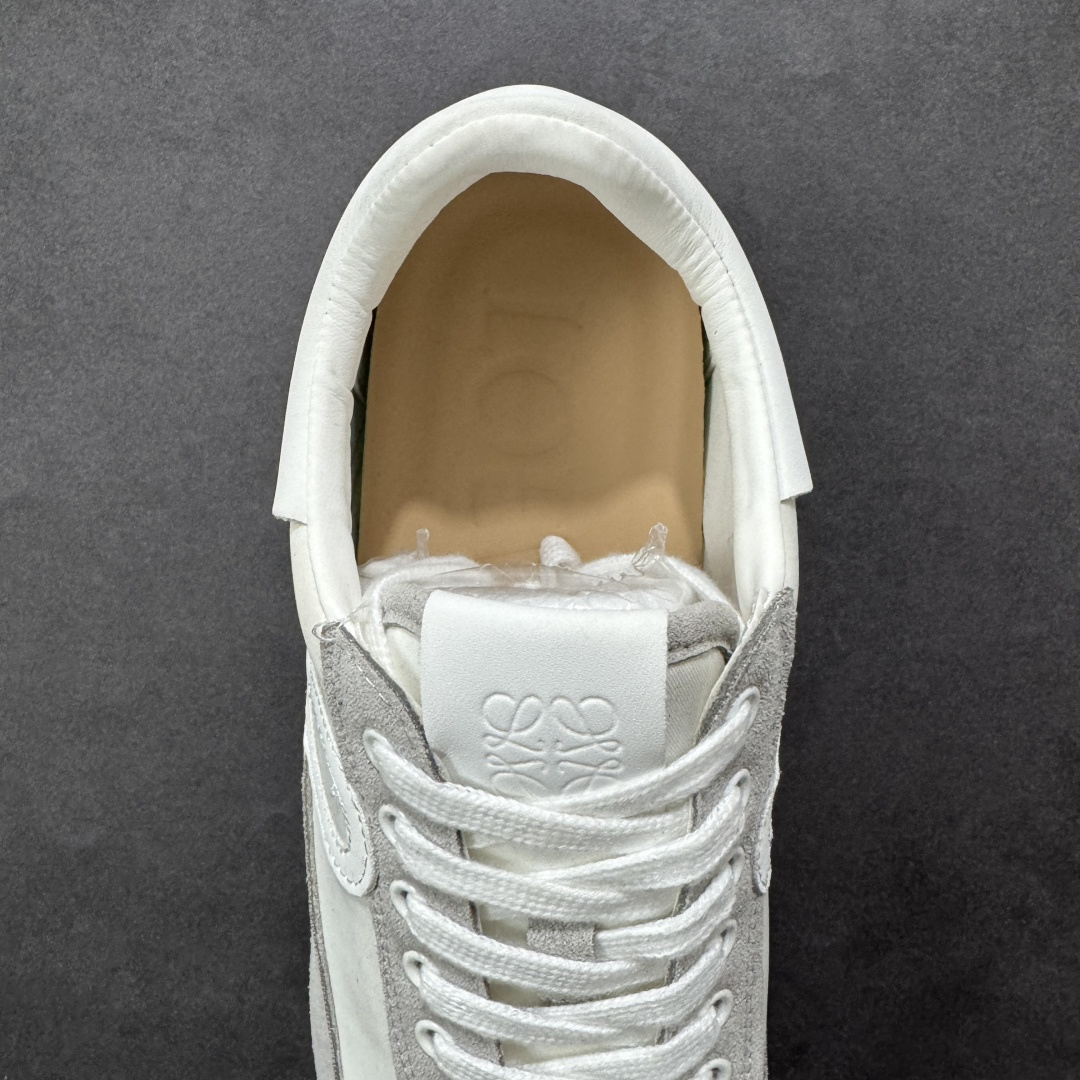 图片[7]-【公司级】罗意威Loewe Ballet Runner 25ss 春季新款爆款芭蕾舞鞋 2.0系列 阿甘复古风德训薄底百搭休闲运动鞋 外贸出口订单广东原厂 作为Loewe的标志性设计超柔软 轻便且灵活的鞋底新的波浪纹理橡胶外底 延伸至鞋头升级的柔软皮革内衬和鞋床 提供最大舒适感后跟有3D注塑橡胶徽标 真皮和皮料混搭彰显复古风格 内增高拼色德训鞋阿甘鞋小白鞋 拼色拼接鞋面非常高级隐藏式小内增高 脚后跟设计新颖柔软舒适 会被评为年度最舒适的暴走鞋如履平地 原版细节鞋面由进口皮牛皮原版布拼接 牛皮垫脚原版定制磨具组合大底原盒包装 内娱明星杨幂等众多同款上脚小红书一系列素材图极具爆款 货号：L815282X352100 尺码：35 36 37 38 39 40 41 42 43 44 45-选品中心