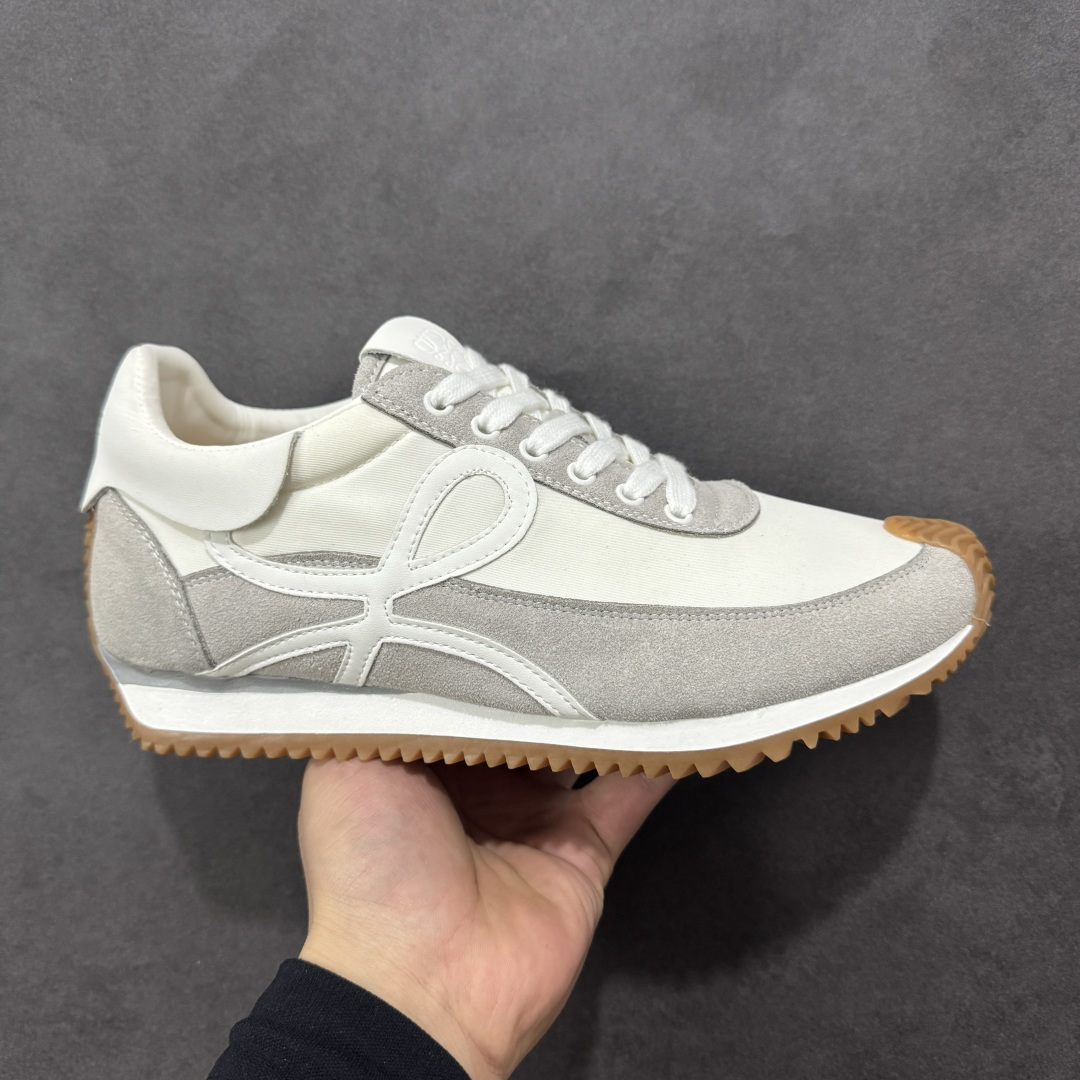 【公司级】罗意威Loewe Ballet Runner 25ss 春季新款爆款芭蕾舞鞋 2.0系列 阿甘复古风德训薄底百搭休闲运动鞋 外贸出口订单广东原厂 作为Loewe的标志性设计超柔软 轻便且灵活的鞋底新的波浪纹理橡胶外底 延伸至鞋头升级的柔软皮革内衬和鞋床 提供最大舒适感后跟有3D注塑橡胶徽标 真皮和皮料混搭彰显复古风格 内增高拼色德训鞋阿甘鞋小白鞋 拼色拼接鞋面非常高级隐藏式小内增高 脚后跟设计新颖柔软舒适 会被评为年度最舒适的暴走鞋如履平地 原版细节鞋面由进口皮牛皮原版布拼接 牛皮垫脚原版定制磨具组合大底原盒包装 内娱明星杨幂等众多同款上脚小红书一系列素材图极具爆款 货号：L815282X352100 尺码：35 36 37 38 39 40 41 42 43 44 45-选品中心