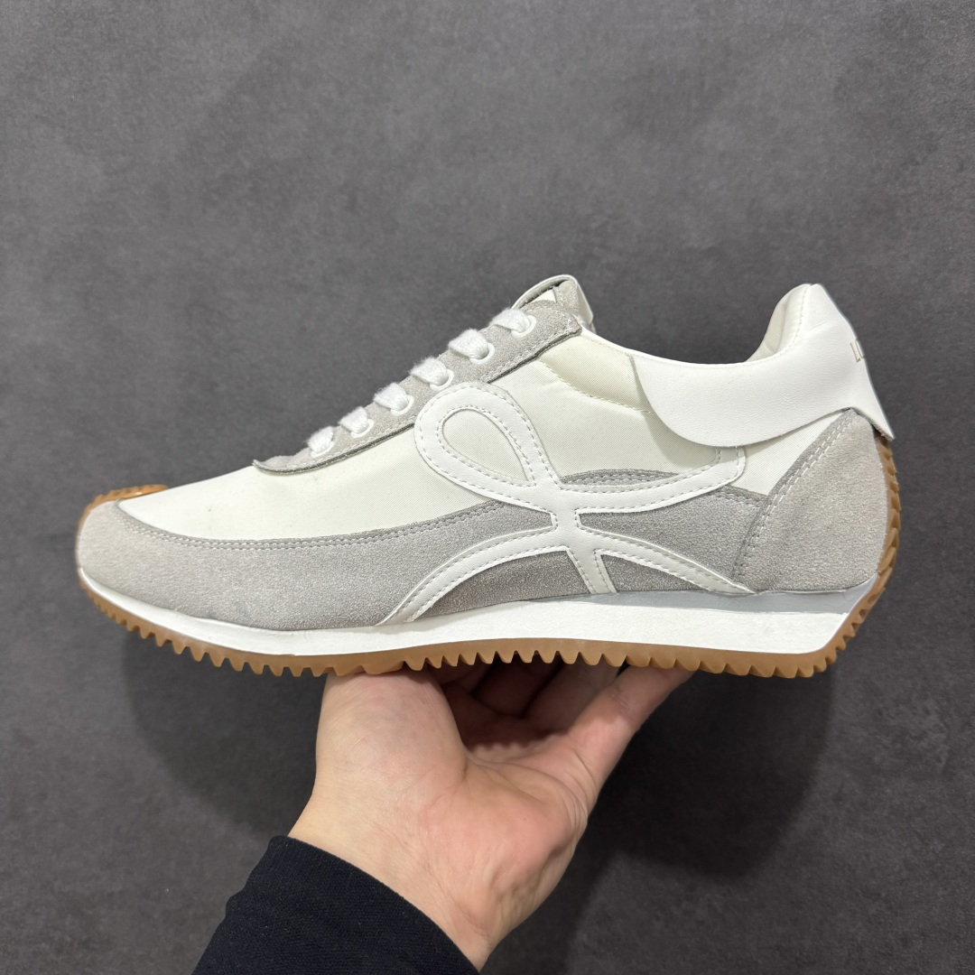 图片[2]-【公司级】罗意威Loewe Ballet Runner 25ss 春季新款爆款芭蕾舞鞋 2.0系列 阿甘复古风德训薄底百搭休闲运动鞋 外贸出口订单广东原厂 作为Loewe的标志性设计超柔软 轻便且灵活的鞋底新的波浪纹理橡胶外底 延伸至鞋头升级的柔软皮革内衬和鞋床 提供最大舒适感后跟有3D注塑橡胶徽标 真皮和皮料混搭彰显复古风格 内增高拼色德训鞋阿甘鞋小白鞋 拼色拼接鞋面非常高级隐藏式小内增高 脚后跟设计新颖柔软舒适 会被评为年度最舒适的暴走鞋如履平地 原版细节鞋面由进口皮牛皮原版布拼接 牛皮垫脚原版定制磨具组合大底原盒包装 内娱明星杨幂等众多同款上脚小红书一系列素材图极具爆款 货号：L815282X352100 尺码：35 36 37 38 39 40 41 42 43 44 45-选品中心