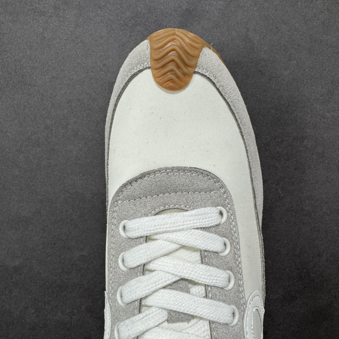 图片[8]-【公司级】罗意威Loewe Ballet Runner 25ss 春季新款爆款芭蕾舞鞋 2.0系列 阿甘复古风德训薄底百搭休闲运动鞋 外贸出口订单广东原厂 作为Loewe的标志性设计超柔软 轻便且灵活的鞋底新的波浪纹理橡胶外底 延伸至鞋头升级的柔软皮革内衬和鞋床 提供最大舒适感后跟有3D注塑橡胶徽标 真皮和皮料混搭彰显复古风格 内增高拼色德训鞋阿甘鞋小白鞋 拼色拼接鞋面非常高级隐藏式小内增高 脚后跟设计新颖柔软舒适 会被评为年度最舒适的暴走鞋如履平地 原版细节鞋面由进口皮牛皮原版布拼接 牛皮垫脚原版定制磨具组合大底原盒包装 内娱明星杨幂等众多同款上脚小红书一系列素材图极具爆款 货号：L815282X352100 尺码：35 36 37 38 39 40 41 42 43 44 45-选品中心