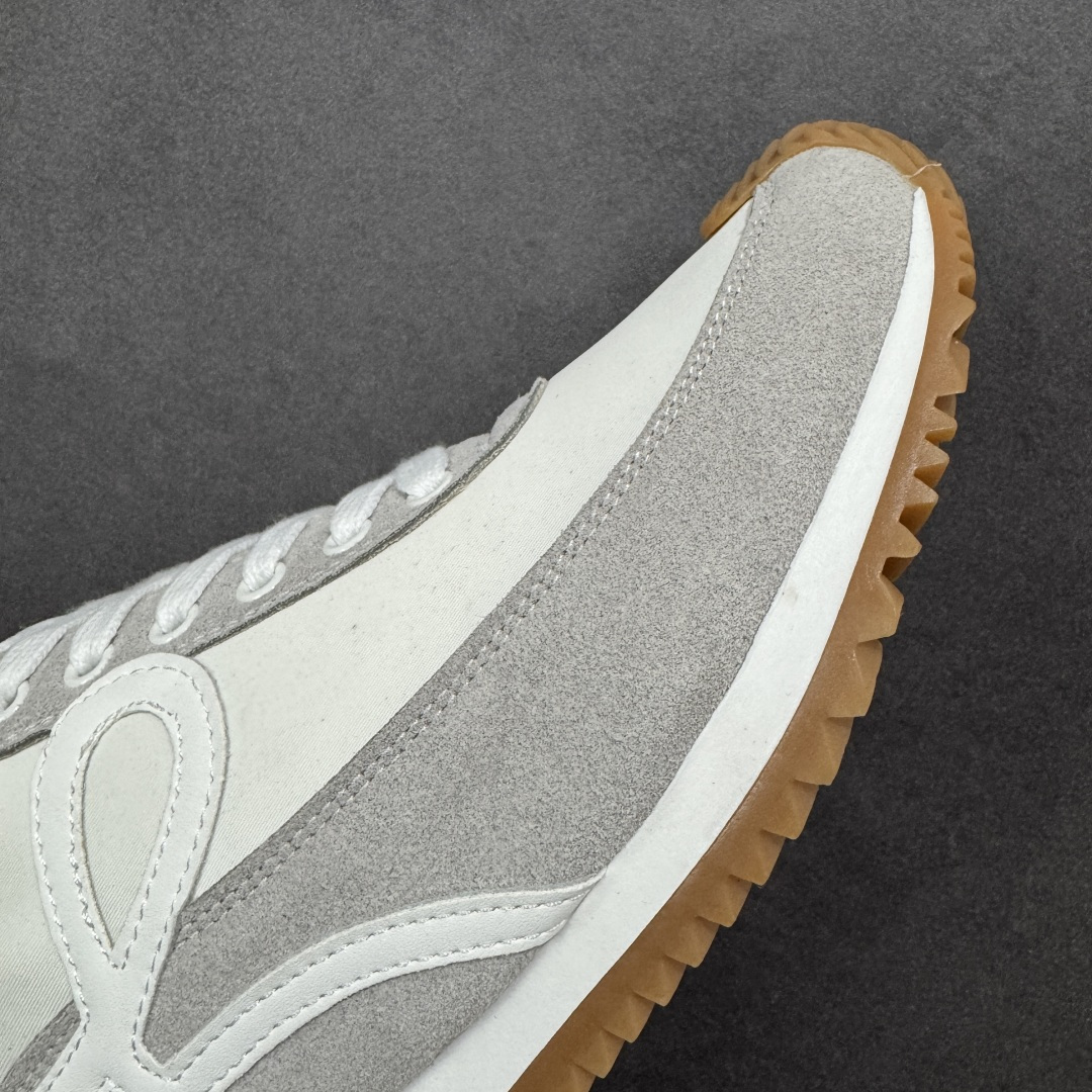 图片[5]-【公司级】罗意威Loewe Ballet Runner 25ss 春季新款爆款芭蕾舞鞋 2.0系列 阿甘复古风德训薄底百搭休闲运动鞋 外贸出口订单广东原厂 作为Loewe的标志性设计超柔软 轻便且灵活的鞋底新的波浪纹理橡胶外底 延伸至鞋头升级的柔软皮革内衬和鞋床 提供最大舒适感后跟有3D注塑橡胶徽标 真皮和皮料混搭彰显复古风格 内增高拼色德训鞋阿甘鞋小白鞋 拼色拼接鞋面非常高级隐藏式小内增高 脚后跟设计新颖柔软舒适 会被评为年度最舒适的暴走鞋如履平地 原版细节鞋面由进口皮牛皮原版布拼接 牛皮垫脚原版定制磨具组合大底原盒包装 内娱明星杨幂等众多同款上脚小红书一系列素材图极具爆款 货号：L815282X352100 尺码：35 36 37 38 39 40 41 42 43 44 45-选品中心