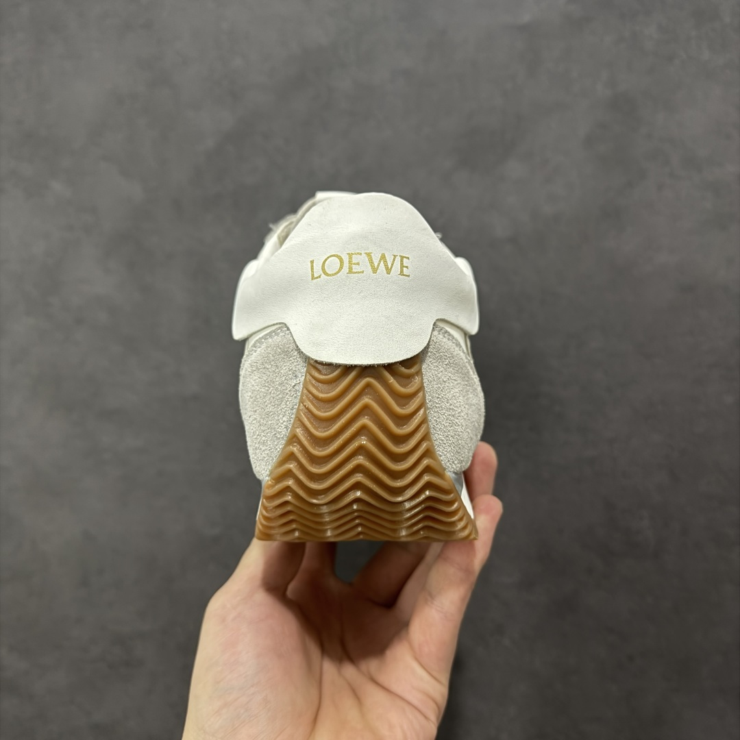 图片[4]-【公司级】罗意威Loewe Ballet Runner 25ss 春季新款爆款芭蕾舞鞋 2.0系列 阿甘复古风德训薄底百搭休闲运动鞋 外贸出口订单广东原厂 作为Loewe的标志性设计超柔软 轻便且灵活的鞋底新的波浪纹理橡胶外底 延伸至鞋头升级的柔软皮革内衬和鞋床 提供最大舒适感后跟有3D注塑橡胶徽标 真皮和皮料混搭彰显复古风格 内增高拼色德训鞋阿甘鞋小白鞋 拼色拼接鞋面非常高级隐藏式小内增高 脚后跟设计新颖柔软舒适 会被评为年度最舒适的暴走鞋如履平地 原版细节鞋面由进口皮牛皮原版布拼接 牛皮垫脚原版定制磨具组合大底原盒包装 内娱明星杨幂等众多同款上脚小红书一系列素材图极具爆款 货号：L815282X352100 尺码：35 36 37 38 39 40 41 42 43 44 45-选品中心