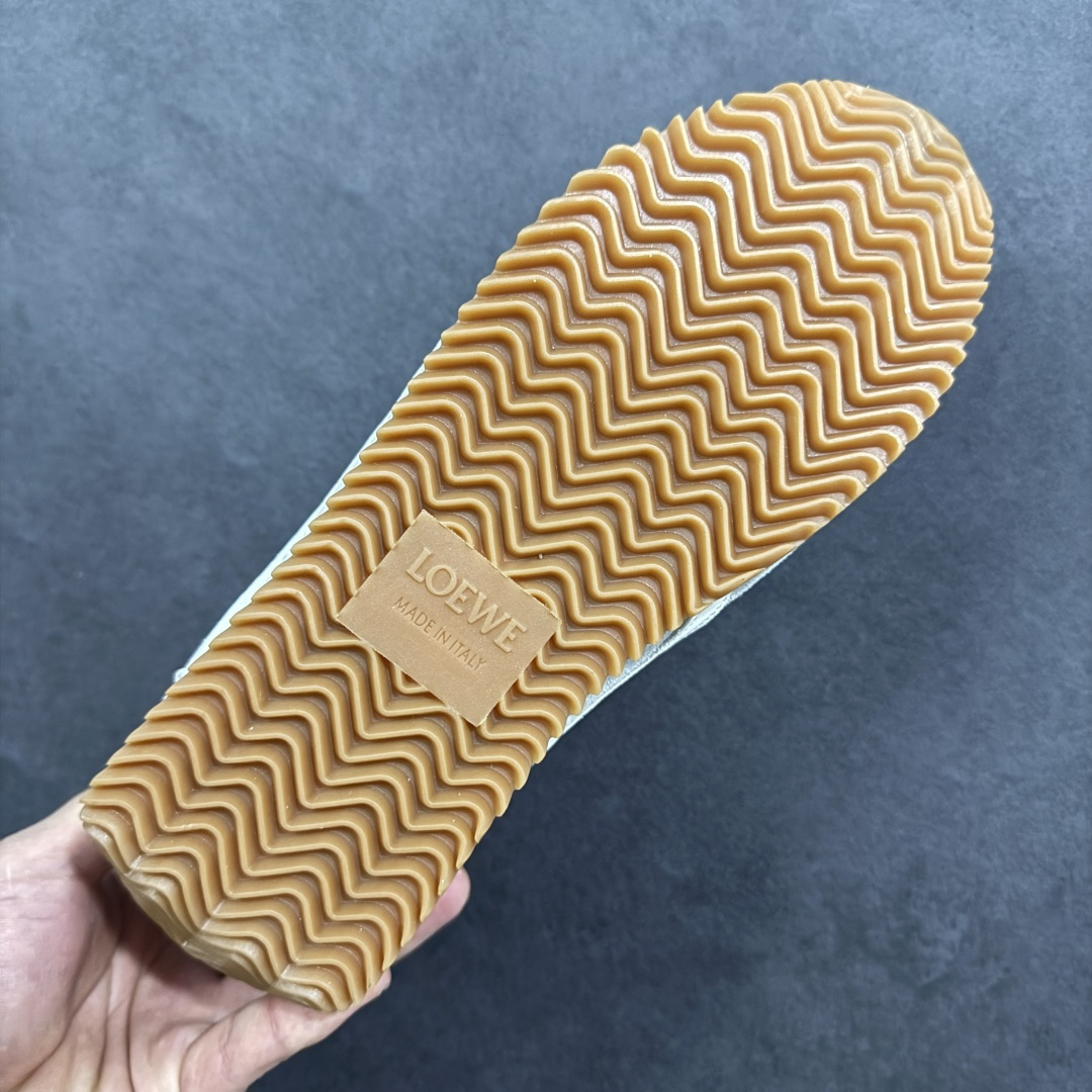 图片[9]-【公司级】罗意威Loewe Ballet Runner 25ss 春季新款爆款芭蕾舞鞋 2.0系列 阿甘复古风德训薄底百搭休闲运动鞋 外贸出口订单广东原厂 作为Loewe的标志性设计超柔软 轻便且灵活的鞋底新的波浪纹理橡胶外底 延伸至鞋头升级的柔软皮革内衬和鞋床 提供最大舒适感后跟有3D注塑橡胶徽标 真皮和皮料混搭彰显复古风格 内增高拼色德训鞋阿甘鞋小白鞋 拼色拼接鞋面非常高级隐藏式小内增高 脚后跟设计新颖柔软舒适 会被评为年度最舒适的暴走鞋如履平地 原版细节鞋面由进口皮牛皮原版布拼接 牛皮垫脚原版定制磨具组合大底原盒包装 内娱明星杨幂等众多同款上脚小红书一系列素材图极具爆款 货号：L815282X352100 尺码：35 36 37 38 39 40 41 42 43 44 45-选品中心